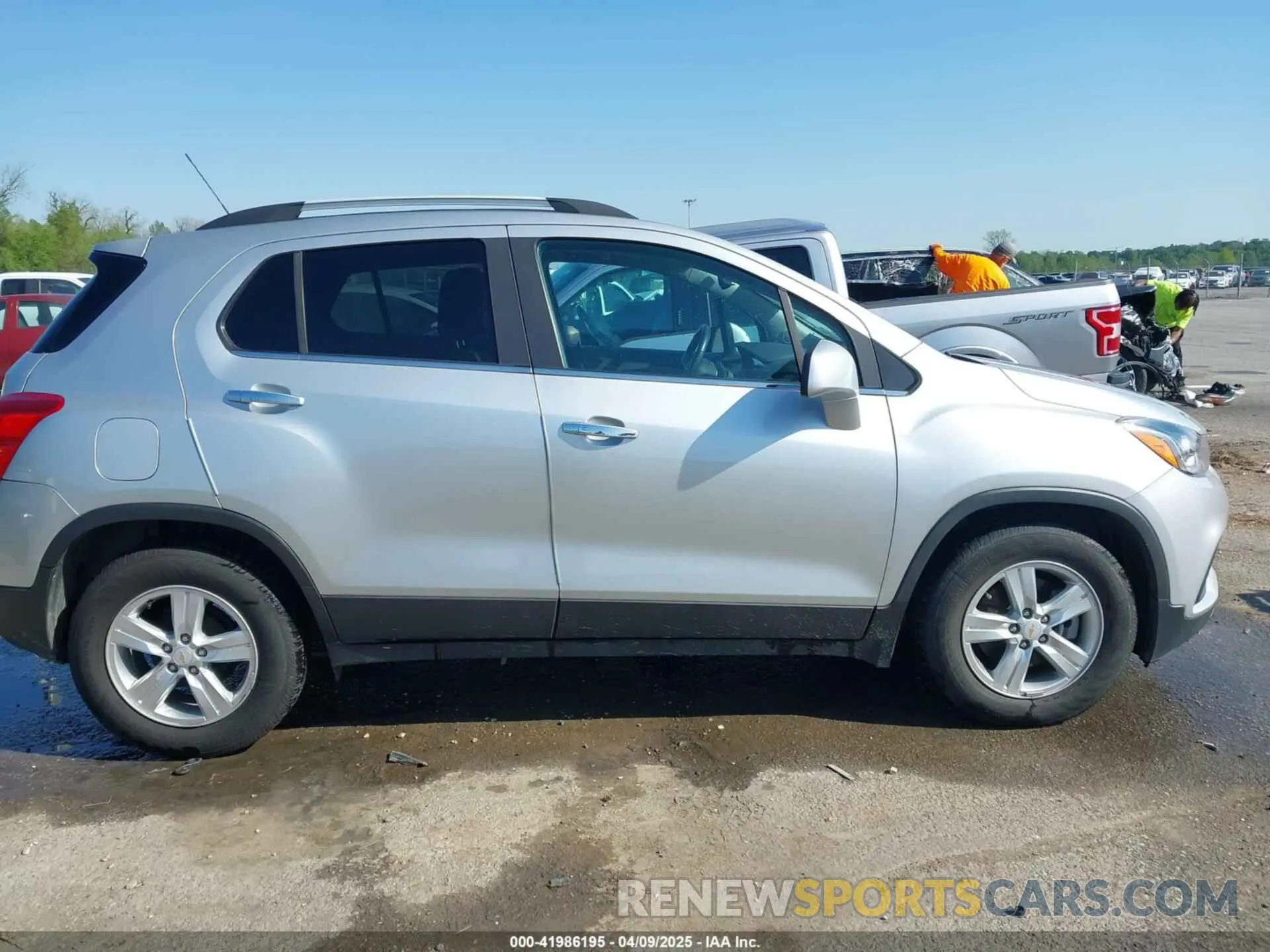 13 Photograph of a damaged car KL7CJLSBXLB039596 CHEVROLET TRAX 2020