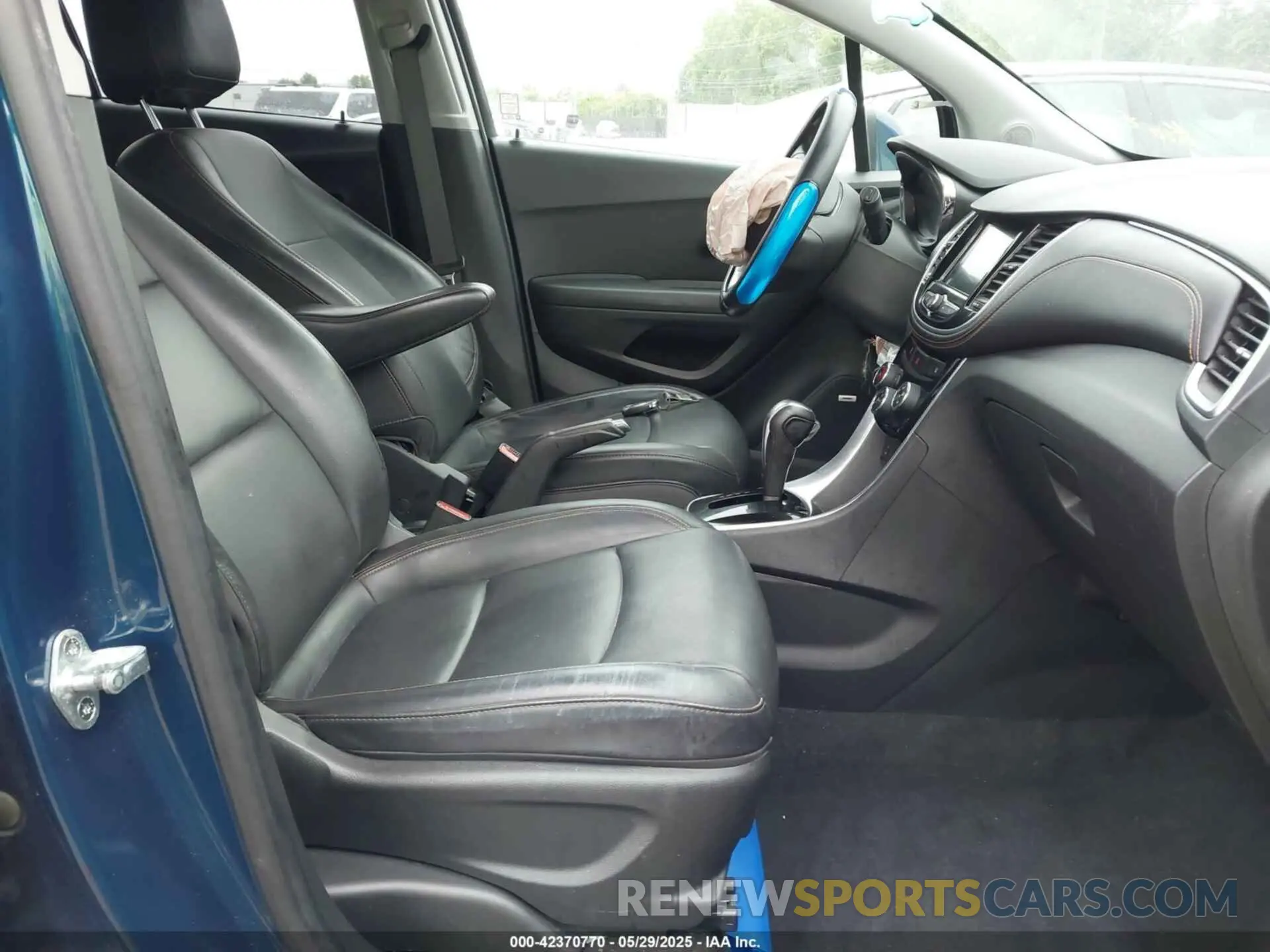 5 Photograph of a damaged car KL7CJMSB9LB326207 CHEVROLET TRAX 2020