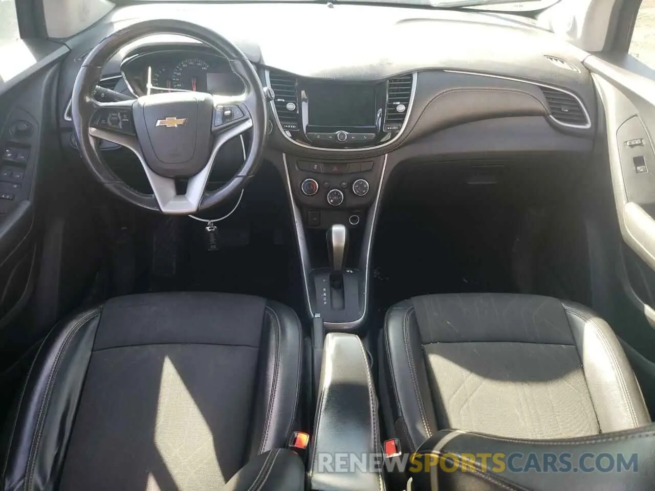 8 Photograph of a damaged car KL7CJPSB0LB001995 CHEVROLET TRAX 2020
