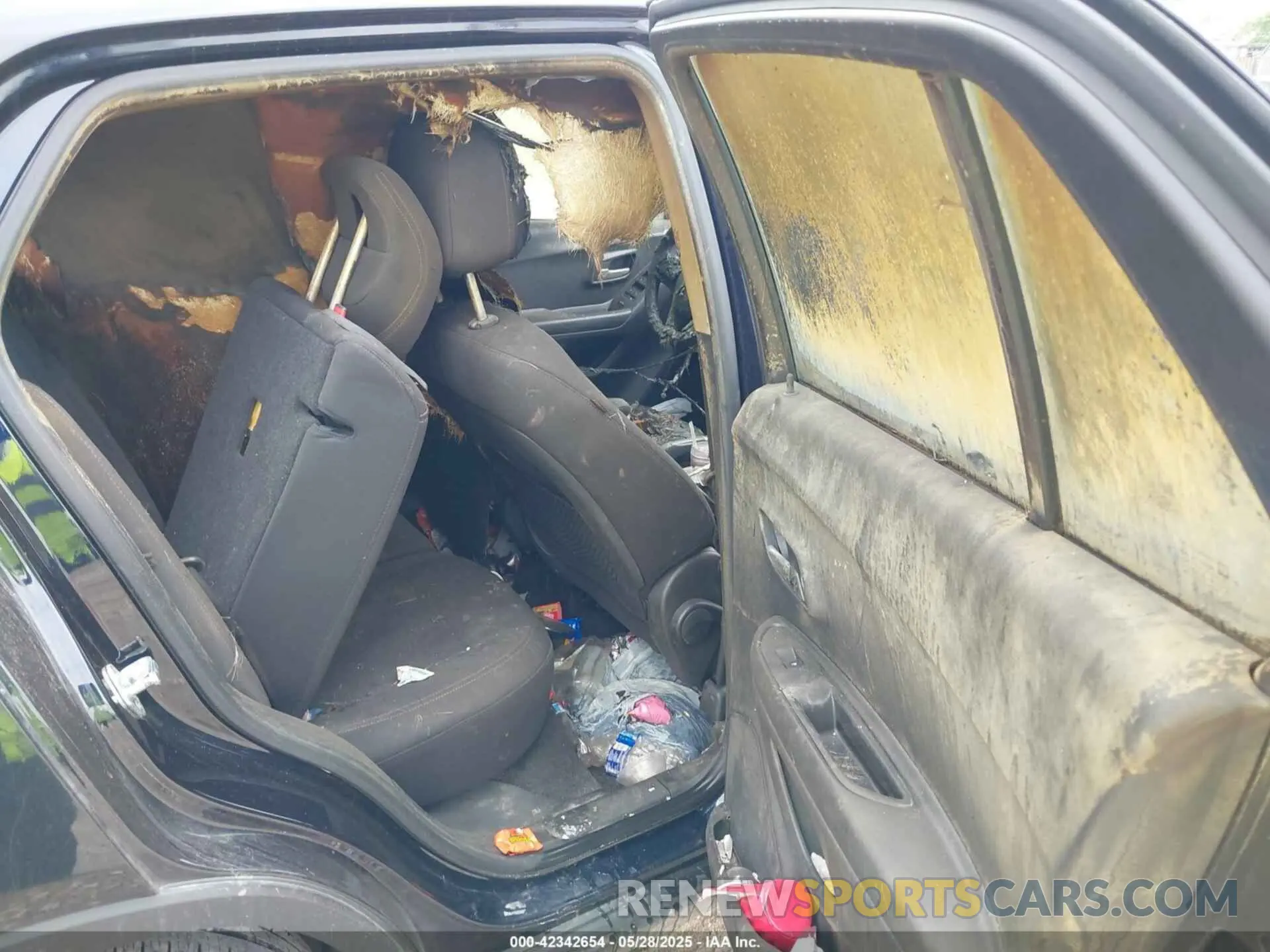 8 Photograph of a damaged car KL7CJKSB3MB313295 CHEVROLET TRAX 2021