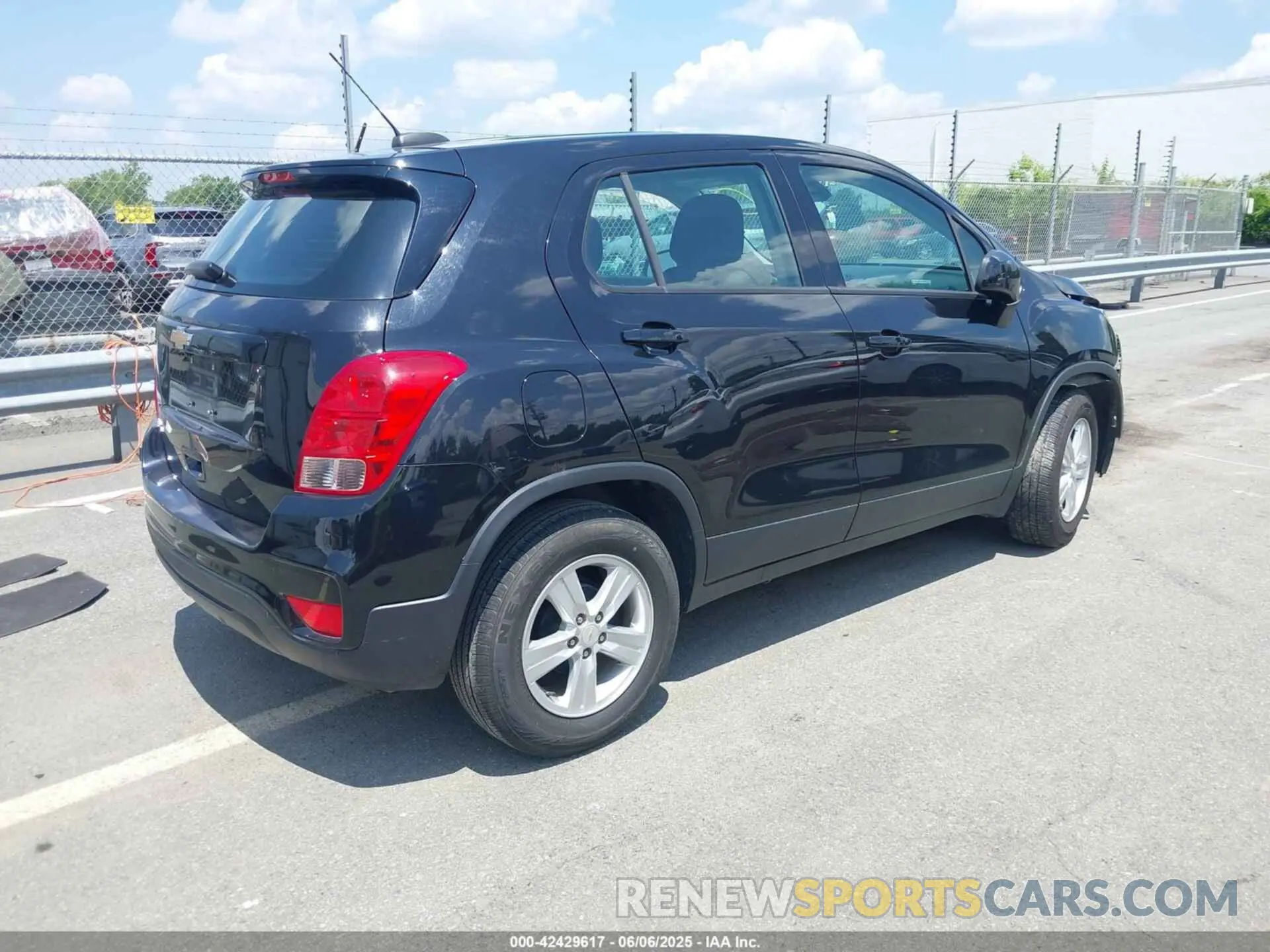 4 Photograph of a damaged car KL7CJKSB4MB320580 CHEVROLET TRAX 2021