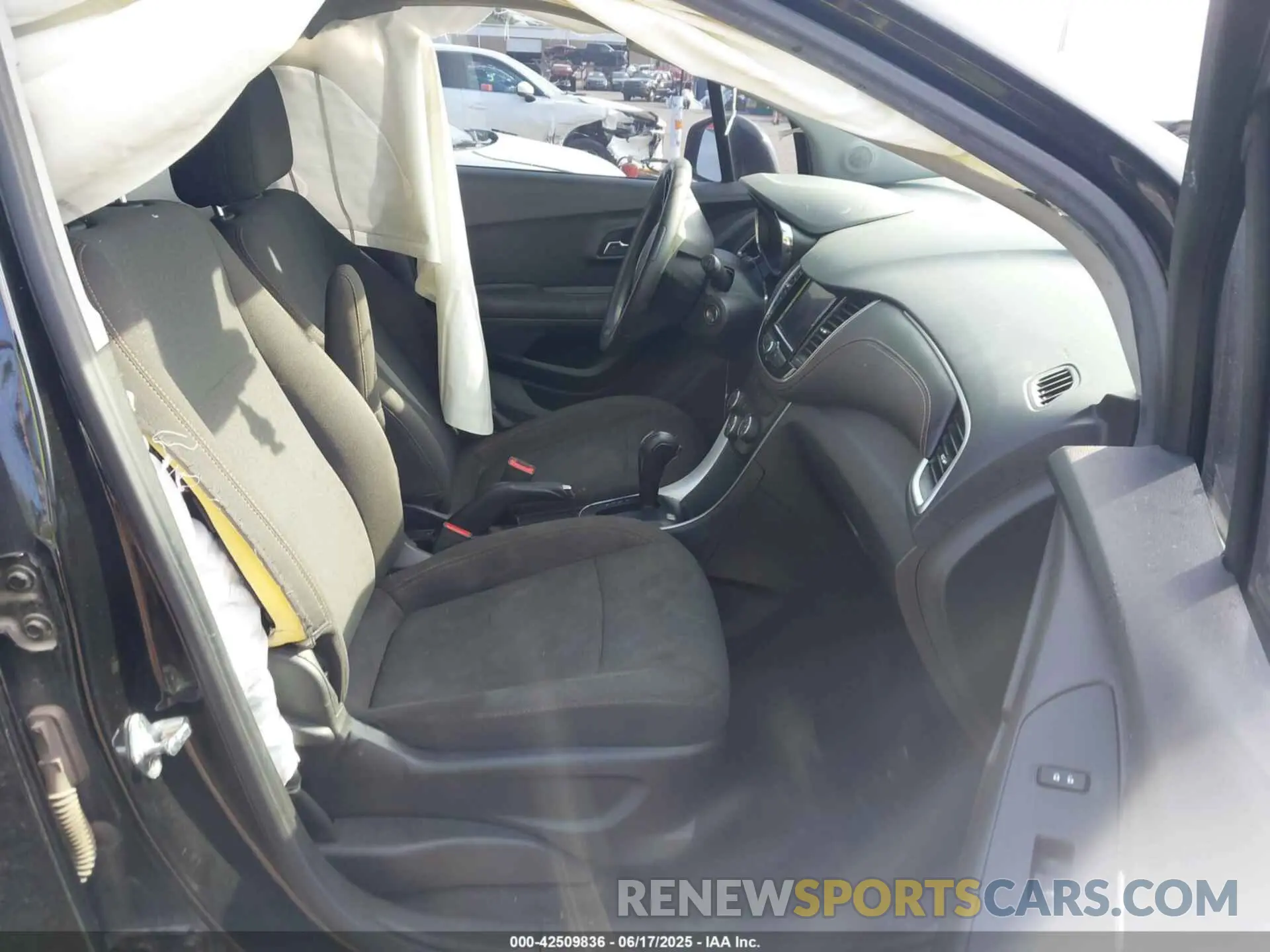 5 Photograph of a damaged car KL7CJKSB7MB307385 CHEVROLET TRAX 2021