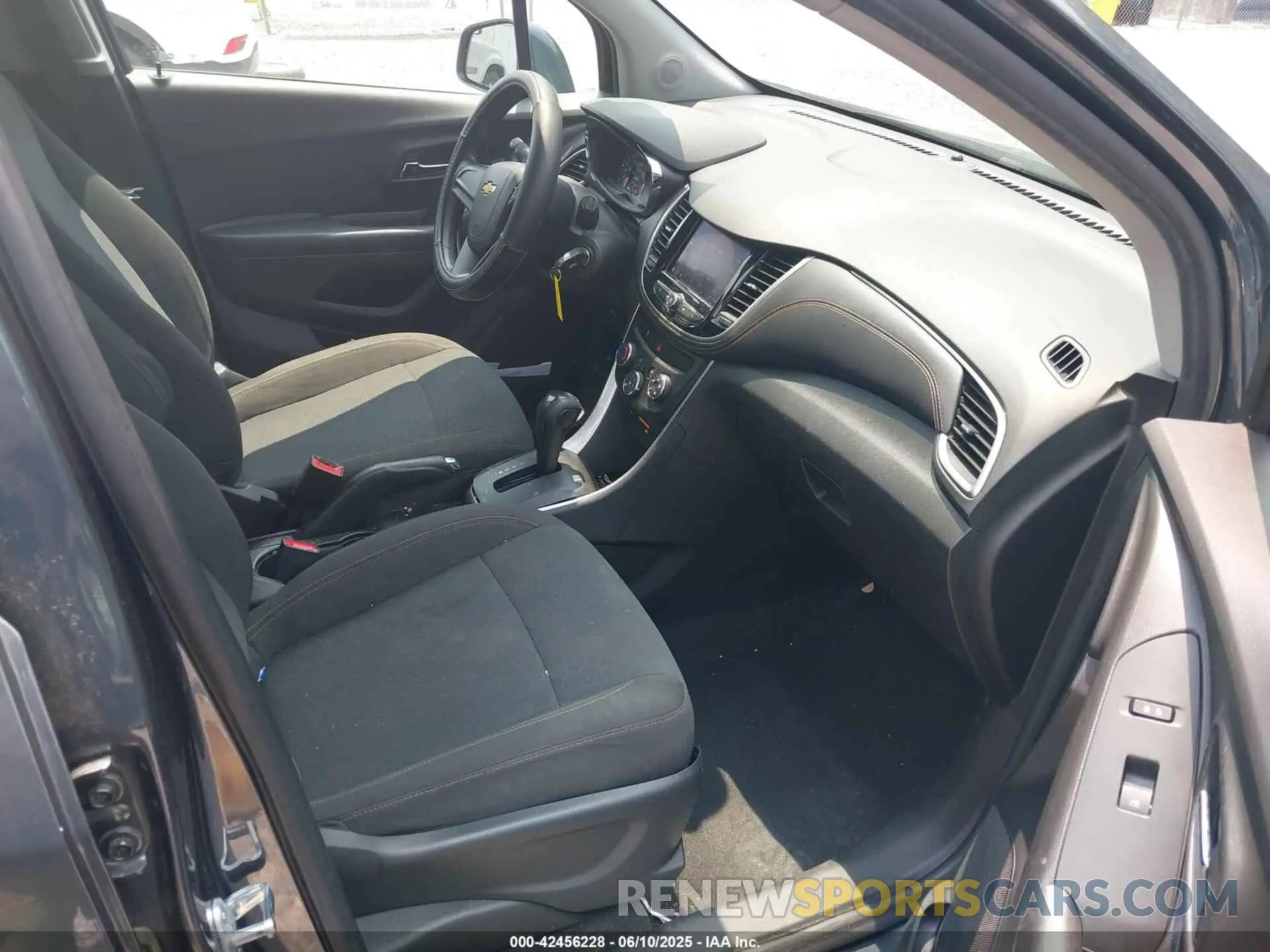 5 Photograph of a damaged car KL7CJKSB7MB307760 CHEVROLET TRAX 2021