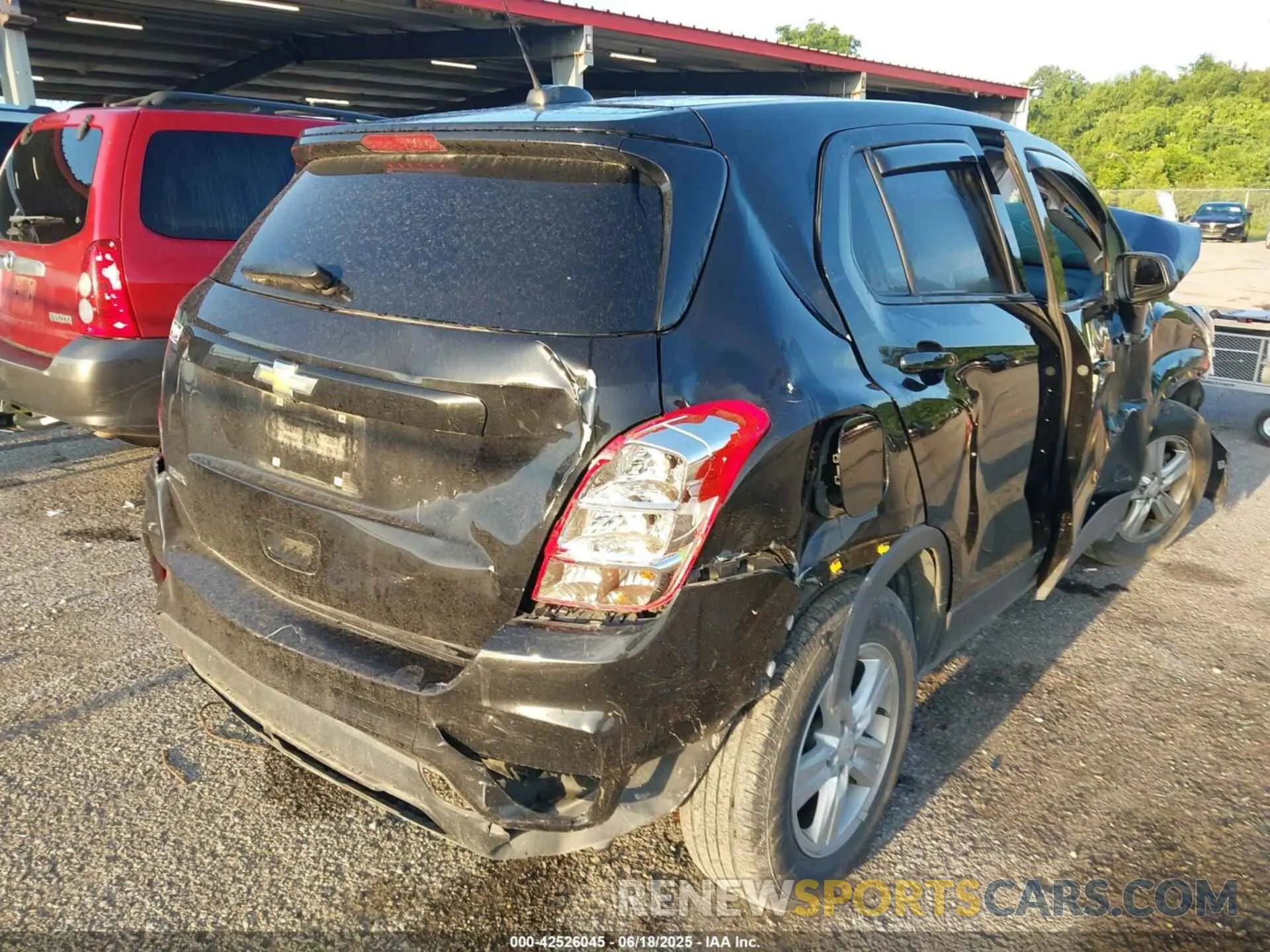 4 Photograph of a damaged car KL7CJKSB8MB301613 CHEVROLET TRAX 2021