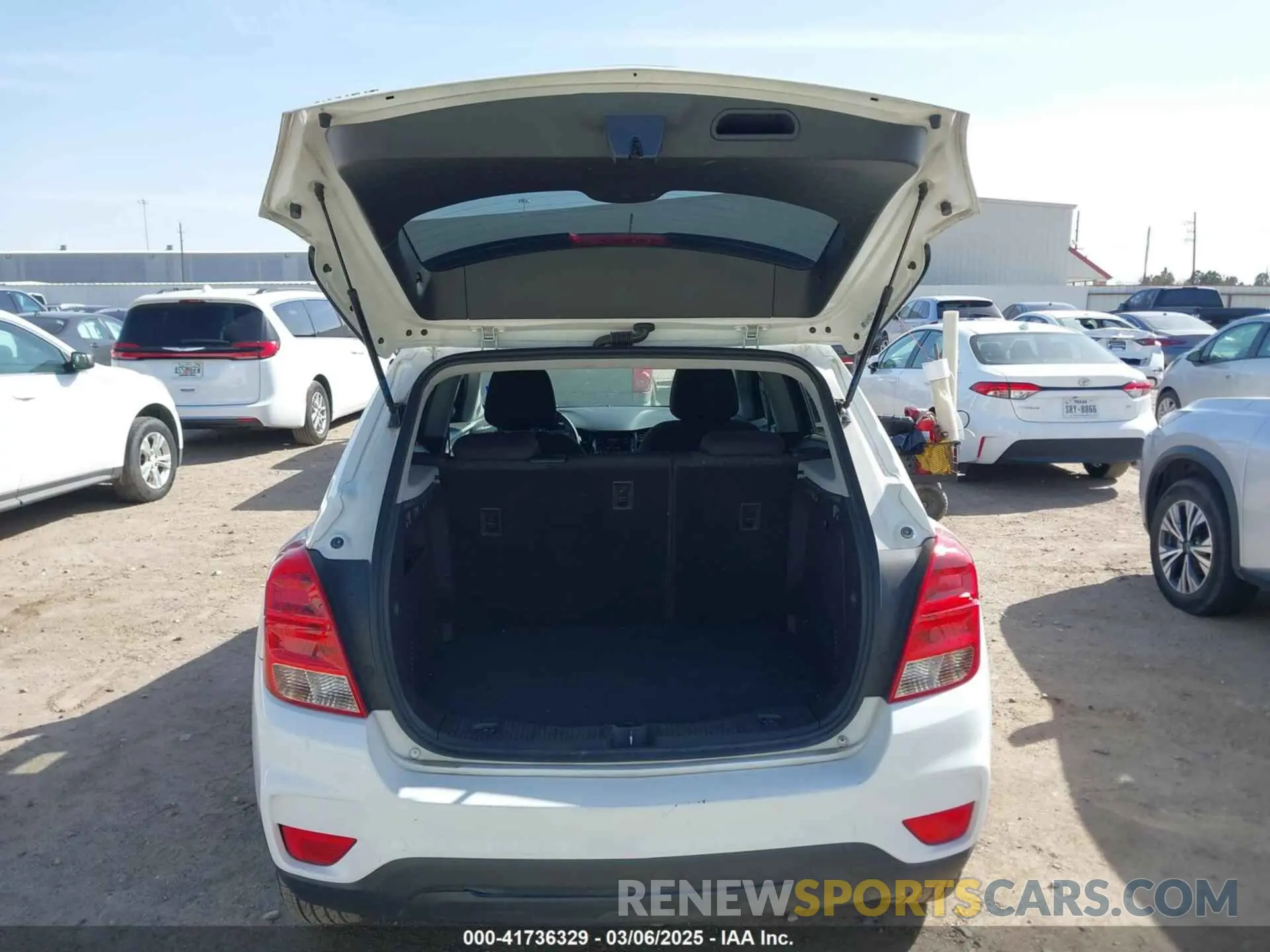 17 Photograph of a damaged car KL7CJKSB9MB301460 CHEVROLET TRAX 2021