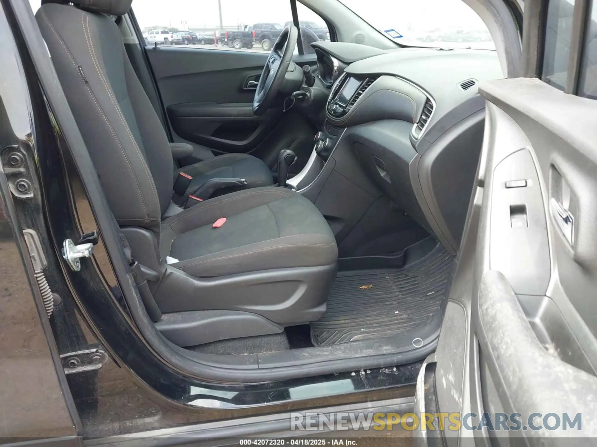 5 Photograph of a damaged car KL7CJKSBXMB301452 CHEVROLET TRAX 2021
