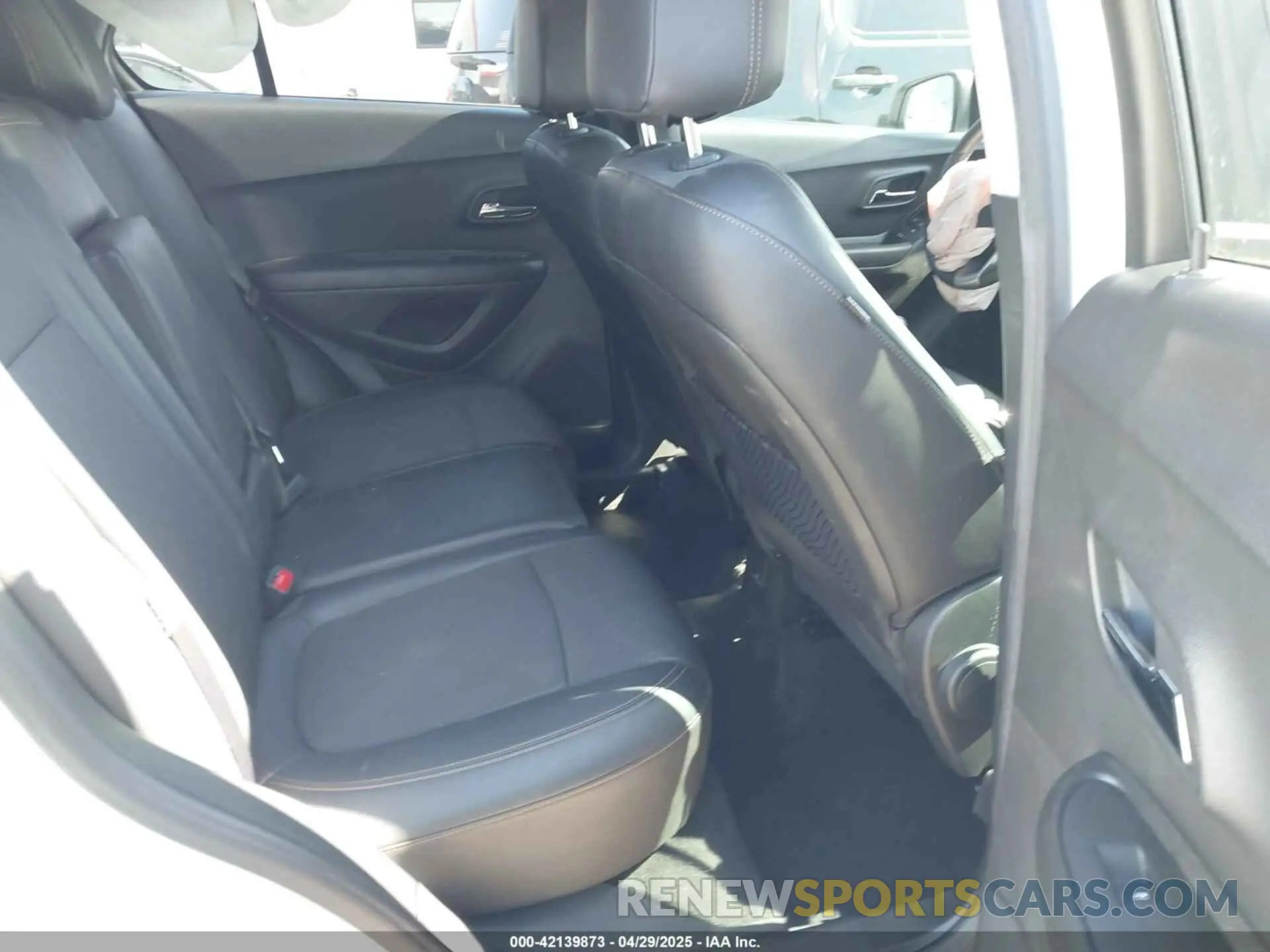 8 Photograph of a damaged car KL7CJLSB1MB312023 CHEVROLET TRAX 2021