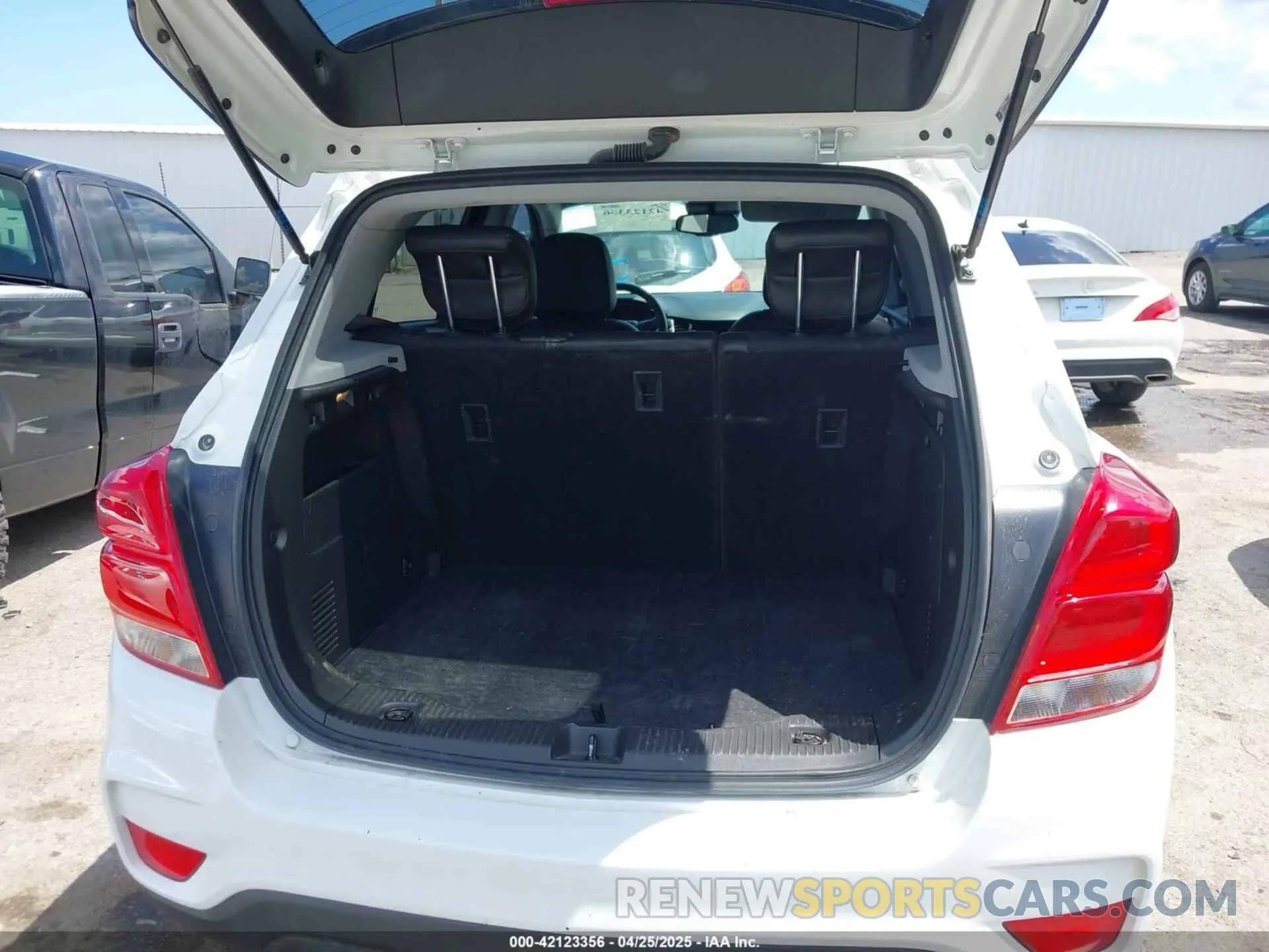 17 Photograph of a damaged car KL7CJLSB7MB360173 CHEVROLET TRAX 2021