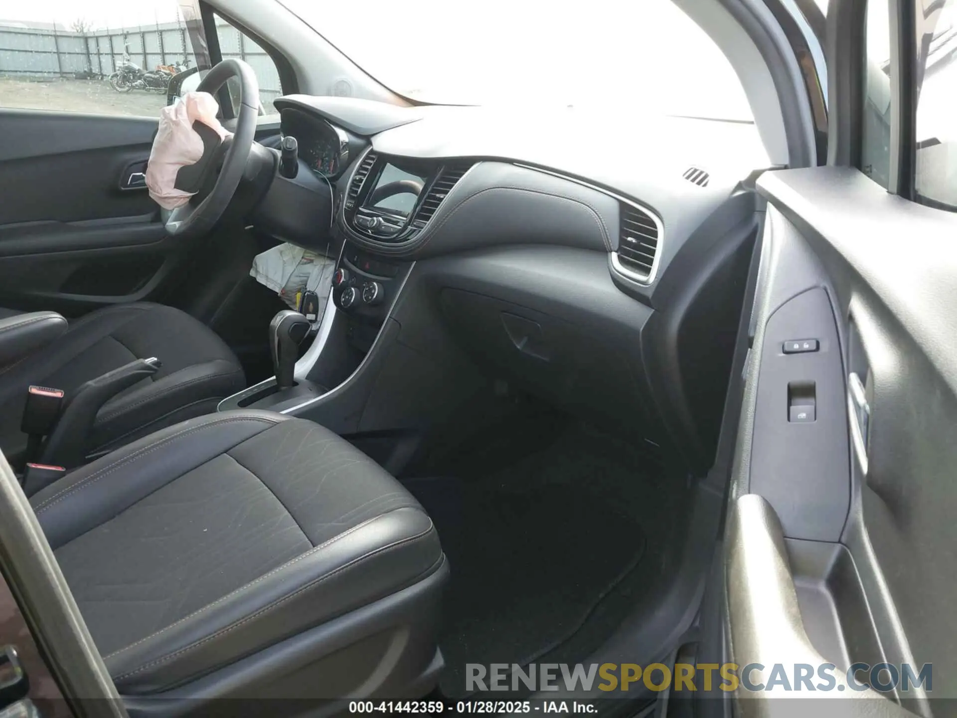 5 Photograph of a damaged car KL7CJLSB9MB338000 CHEVROLET TRAX 2021