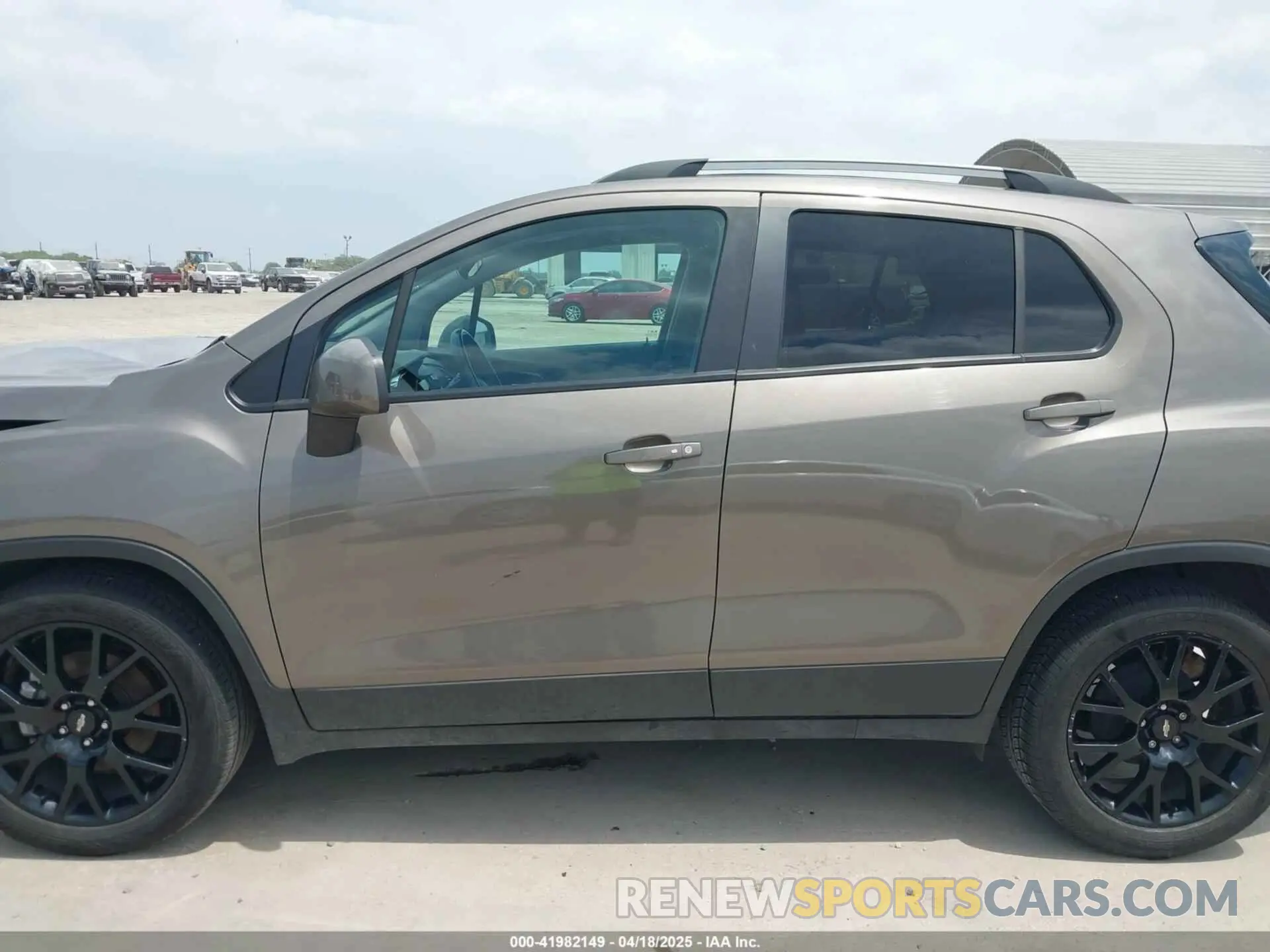 14 Photograph of a damaged car KL7CJLSBXMB359468 CHEVROLET TRAX 2021