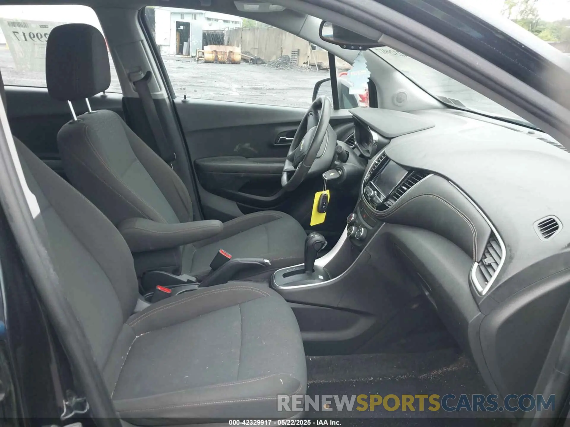 5 Photograph of a damaged car KL7CJNSB1MB354137 CHEVROLET TRAX 2021