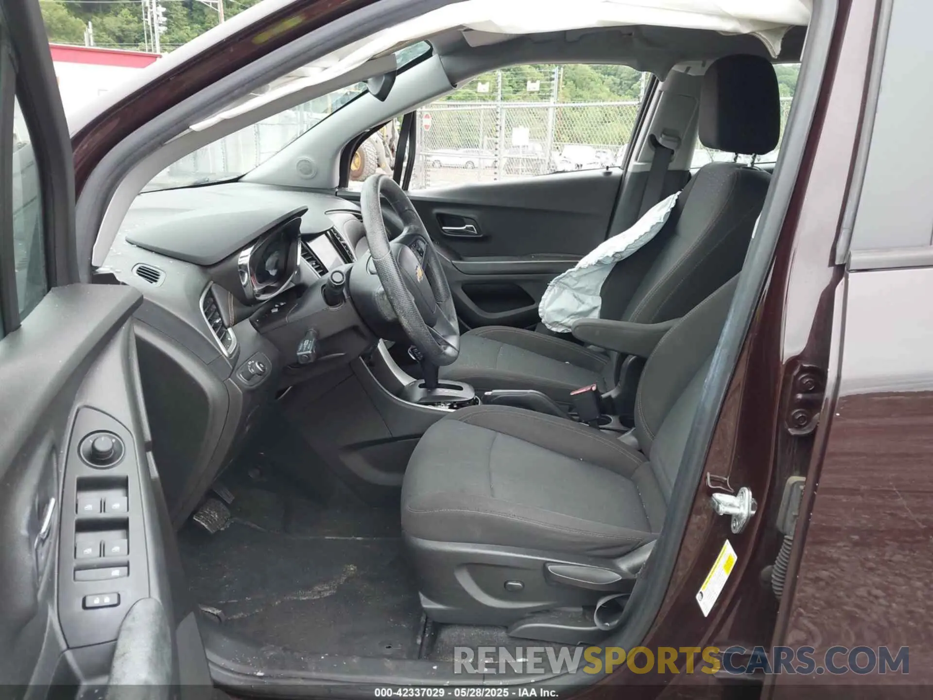 5 Photograph of a damaged car KL7CJNSB2MB360206 CHEVROLET TRAX 2021