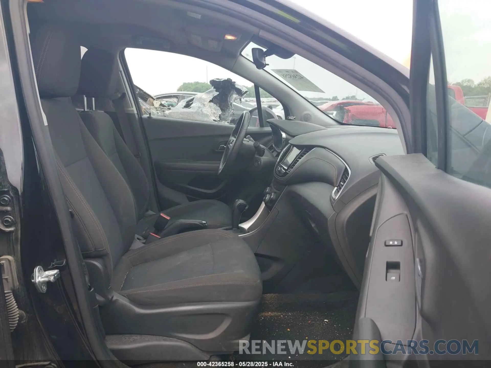 5 Photograph of a damaged car KL7CJNSBXMB302442 CHEVROLET TRAX 2021