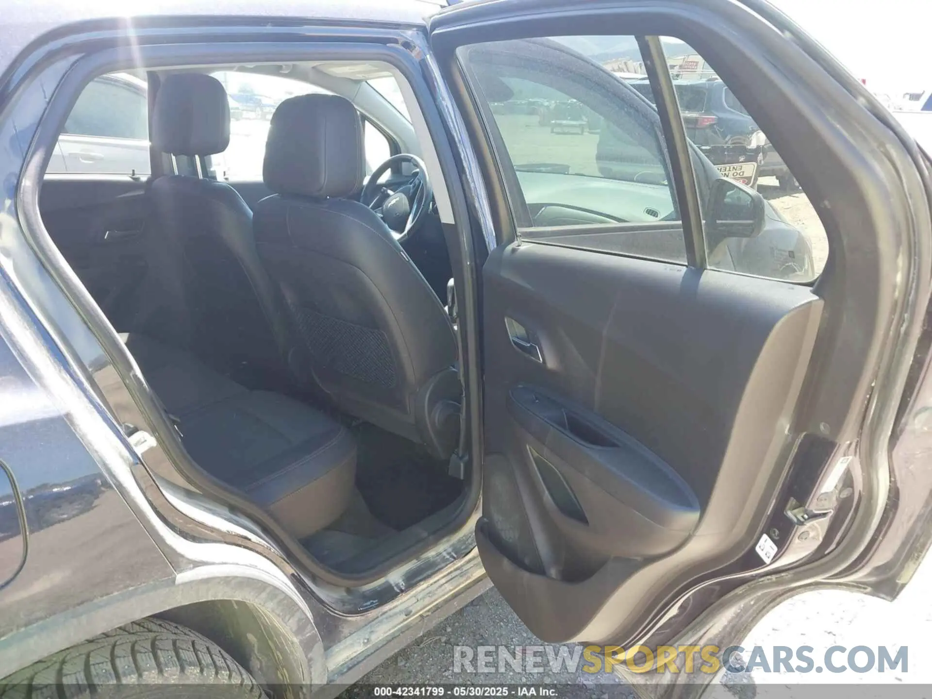 8 Photograph of a damaged car KL7CJPSBXMB320032 CHEVROLET TRAX 2021