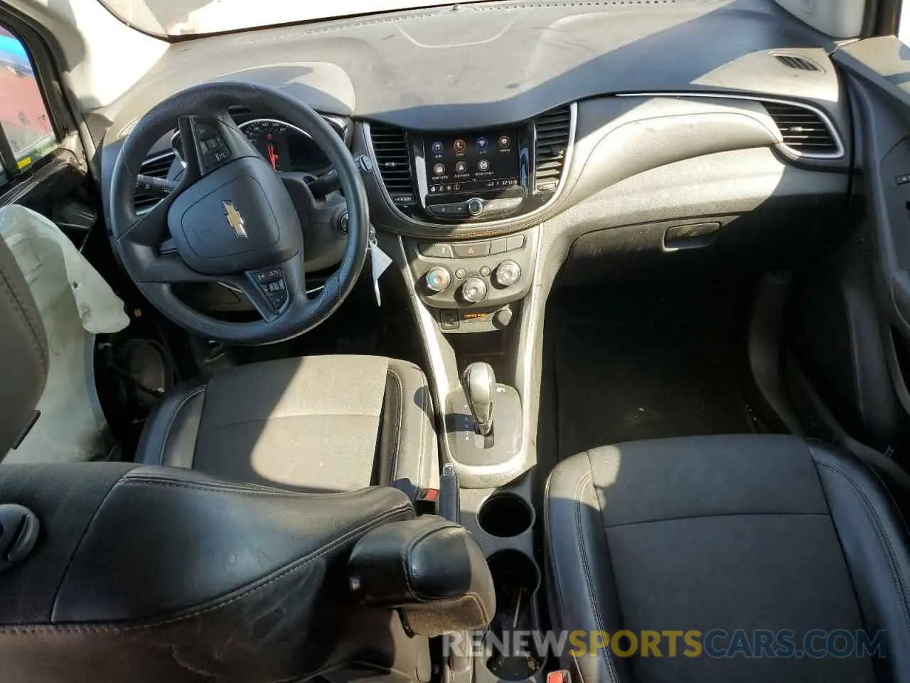 8 Photograph of a damaged car KL7CJPSM2MB370618 CHEVROLET TRAX 2021
