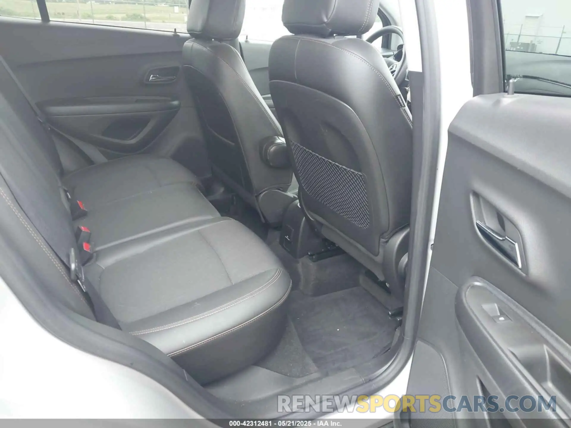 8 Photograph of a damaged car KL7CJPSM9MB362368 CHEVROLET TRAX 2021