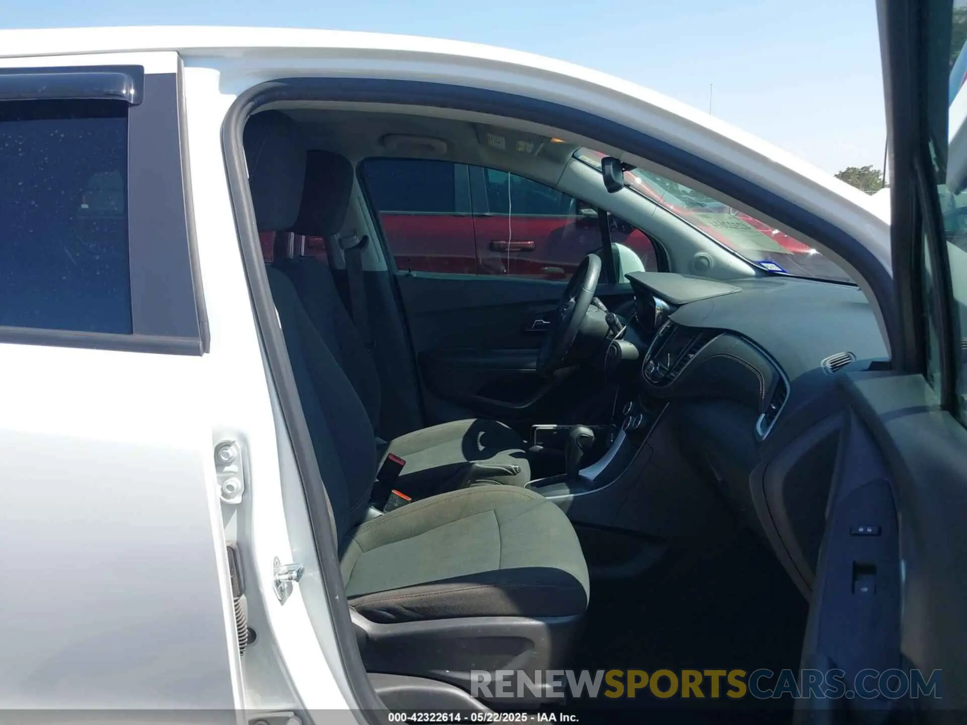 5 Photograph of a damaged car KL7CJKSM7NB548690 CHEVROLET TRAX 2022