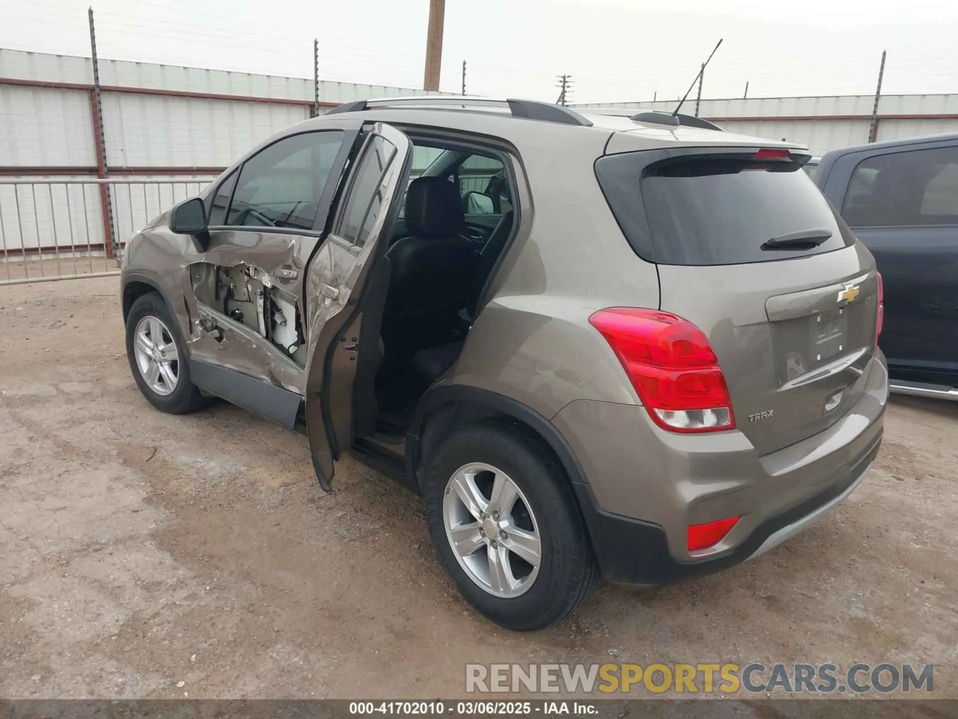 3 Photograph of a damaged car KL7CJLSM2NB563216 CHEVROLET TRAX 2022