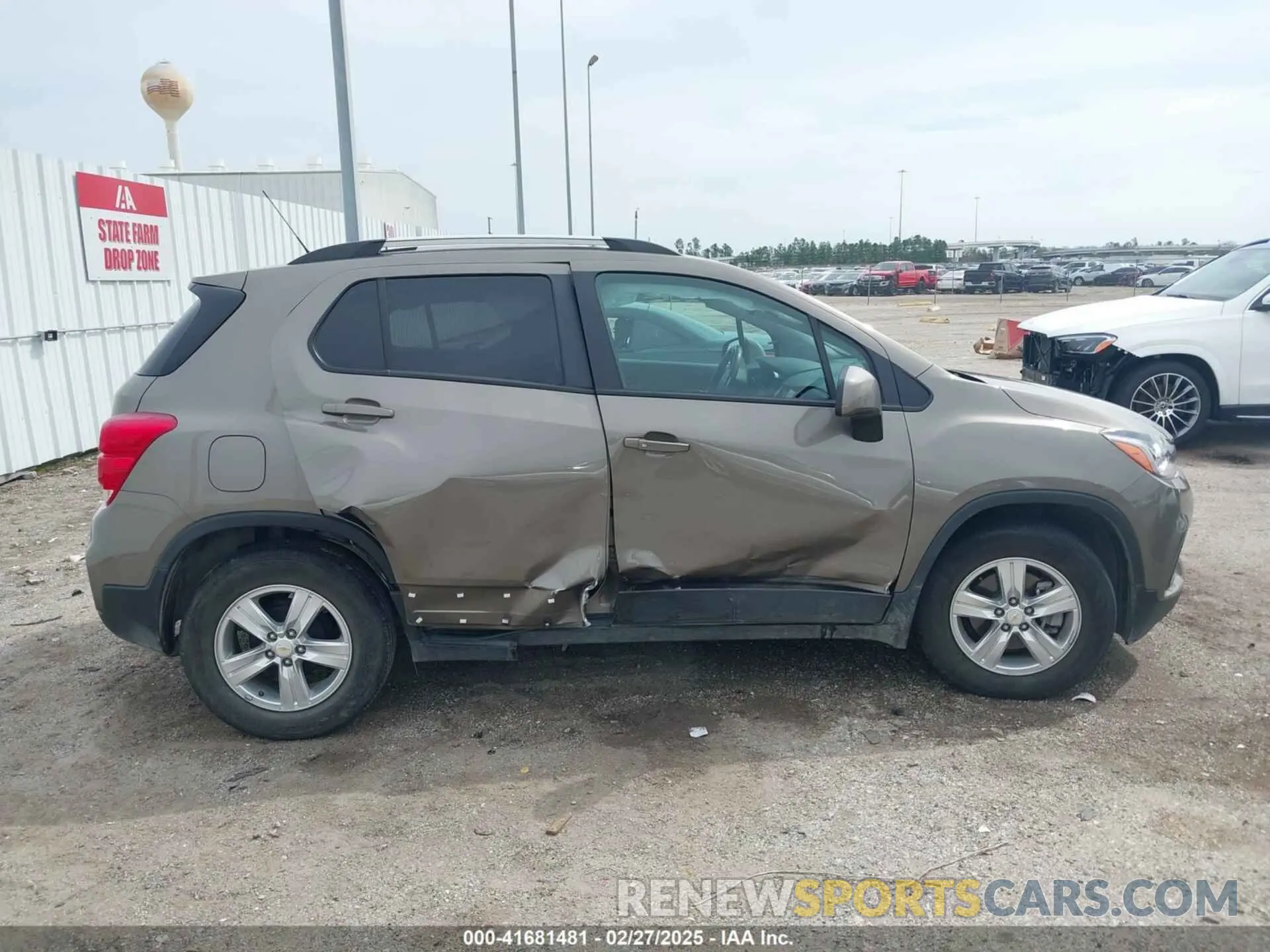 13 Photograph of a damaged car KL7CJLSM5NB563579 CHEVROLET TRAX 2022