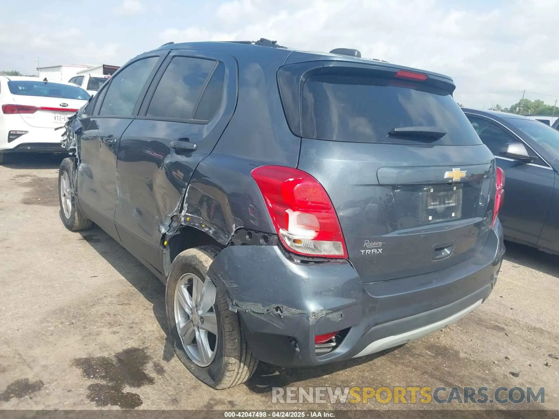 3 Photograph of a damaged car KL7CJLSM6NB568077 CHEVROLET TRAX 2022