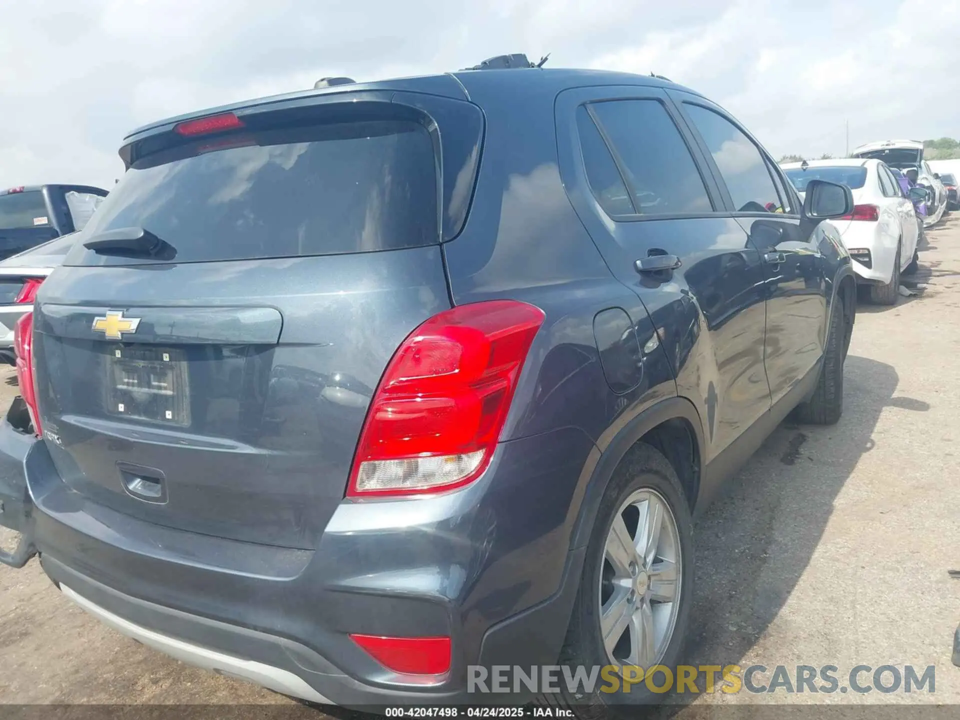 4 Photograph of a damaged car KL7CJLSM6NB568077 CHEVROLET TRAX 2022
