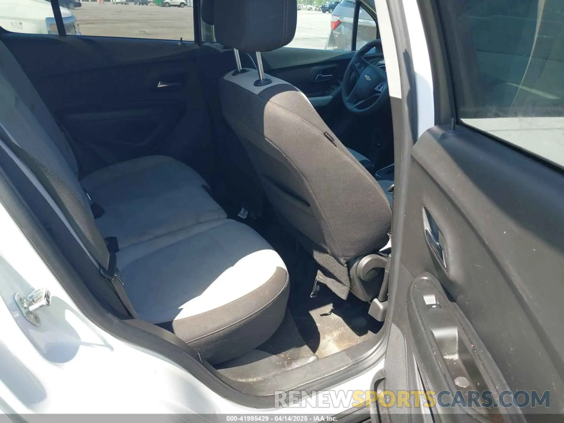 8 Photograph of a damaged car KL7CJNSM5NB544459 CHEVROLET TRAX 2022