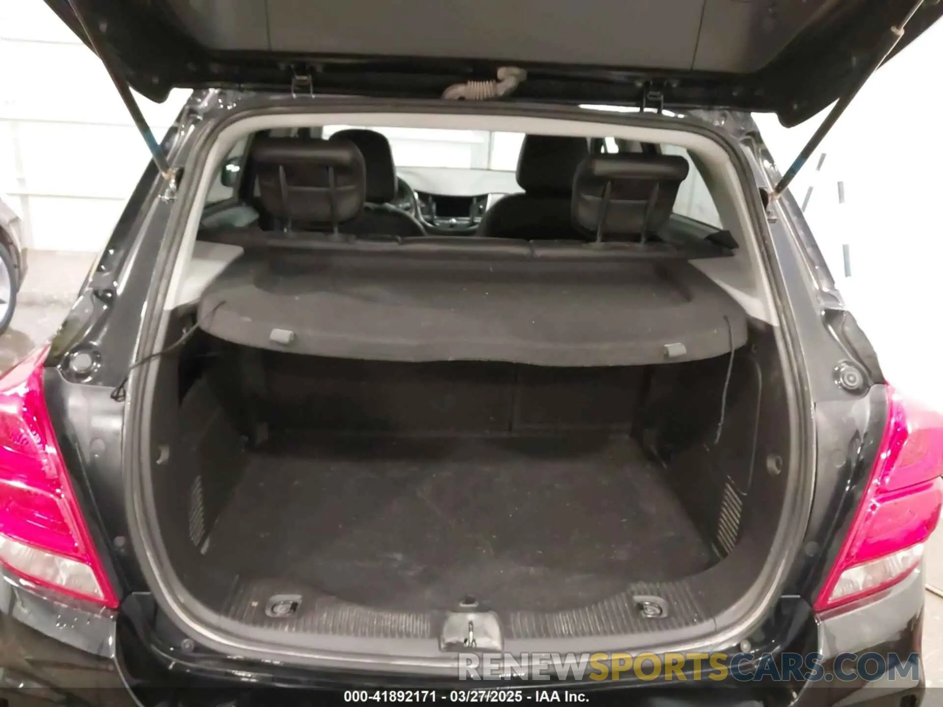 18 Photograph of a damaged car KL7CJPSM1NB523989 CHEVROLET TRAX 2022