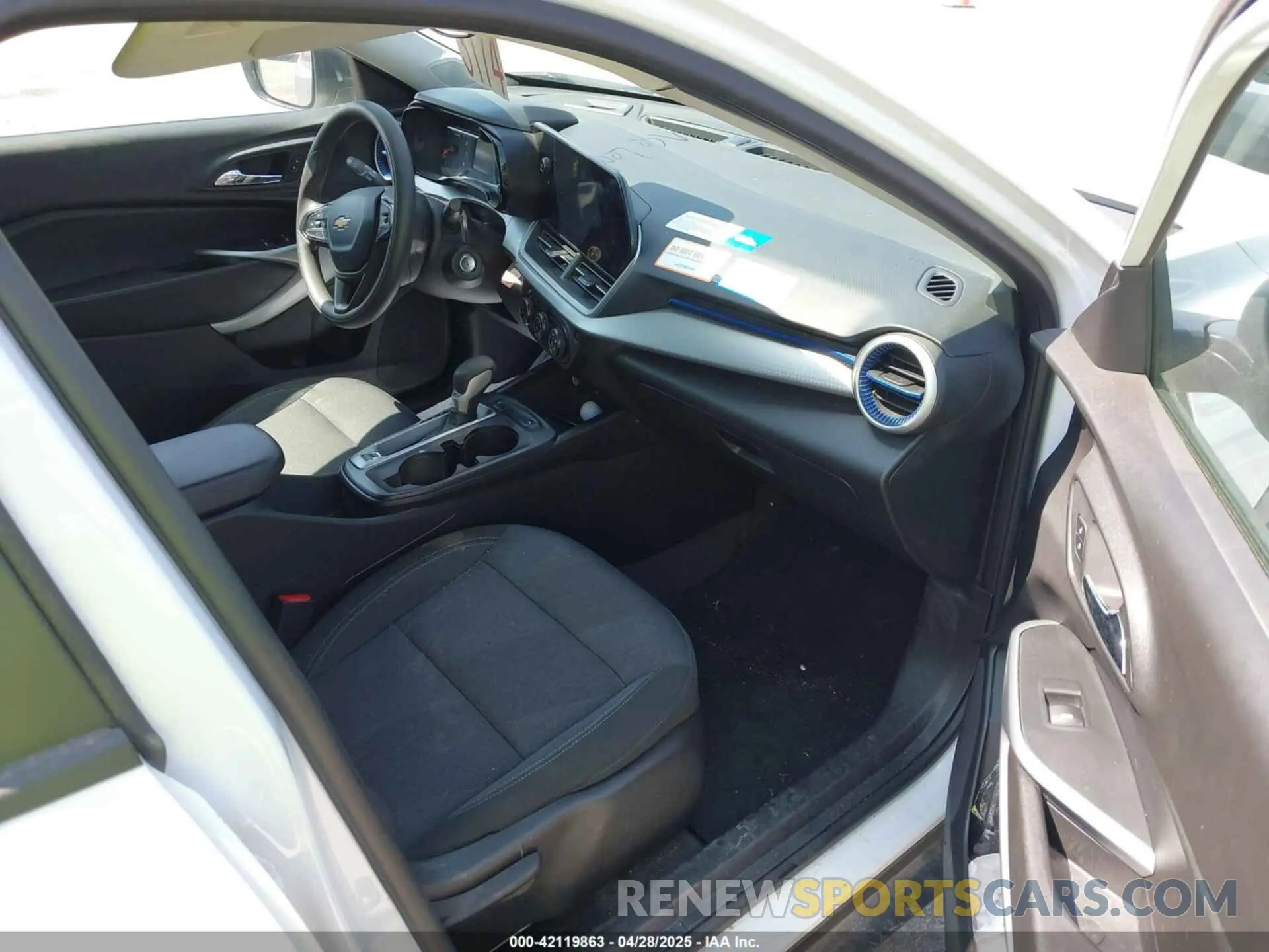 5 Photograph of a damaged car KL77LFE21RC140053 CHEVROLET TRAX 2024