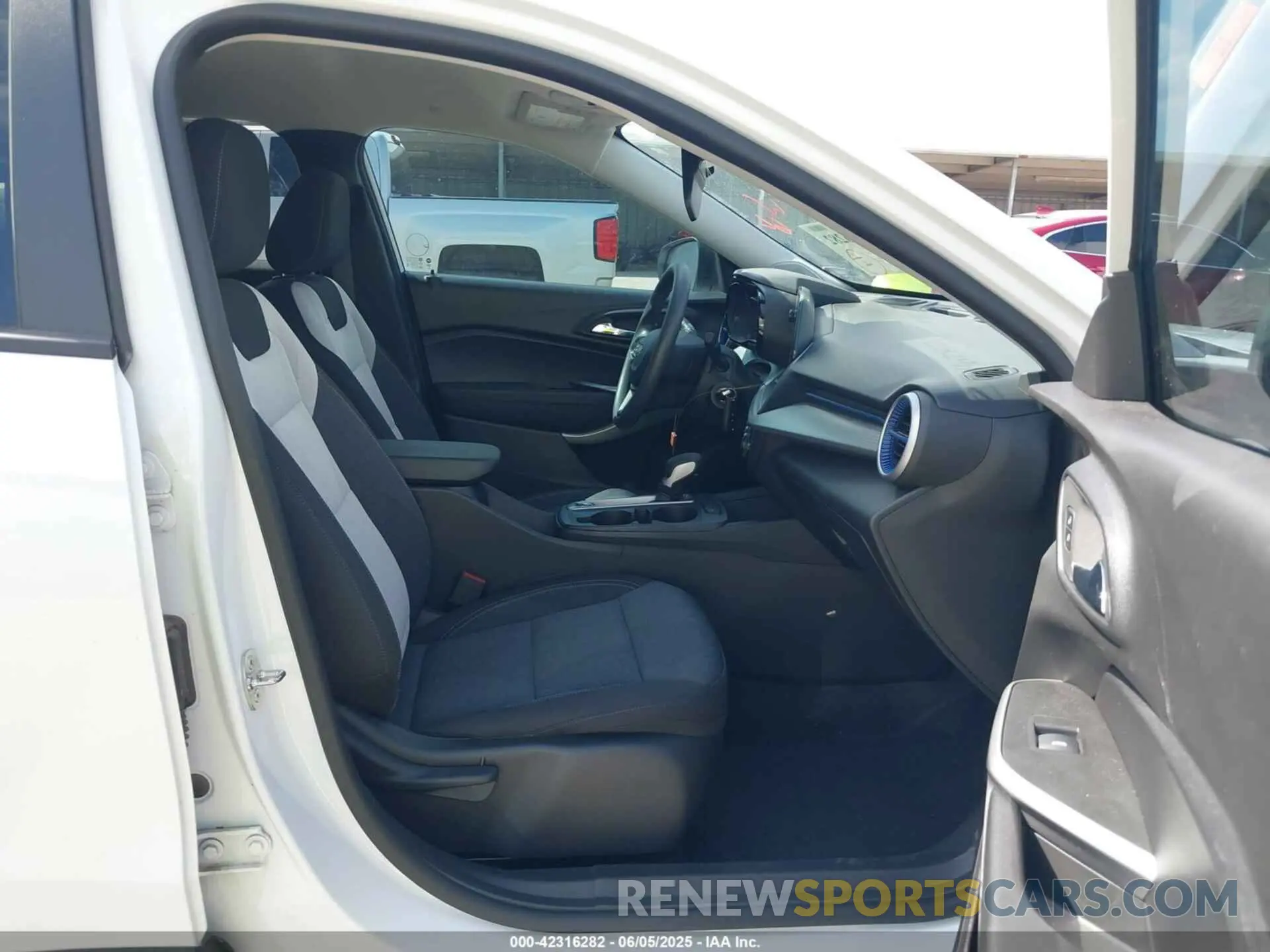 5 Photograph of a damaged car KL77LFE26RC028932 CHEVROLET TRAX 2024