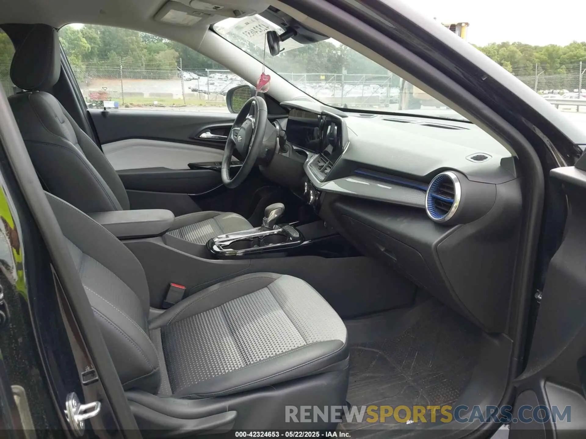 5 Photograph of a damaged car KL77LHE28RC005549 CHEVROLET TRAX 2024
