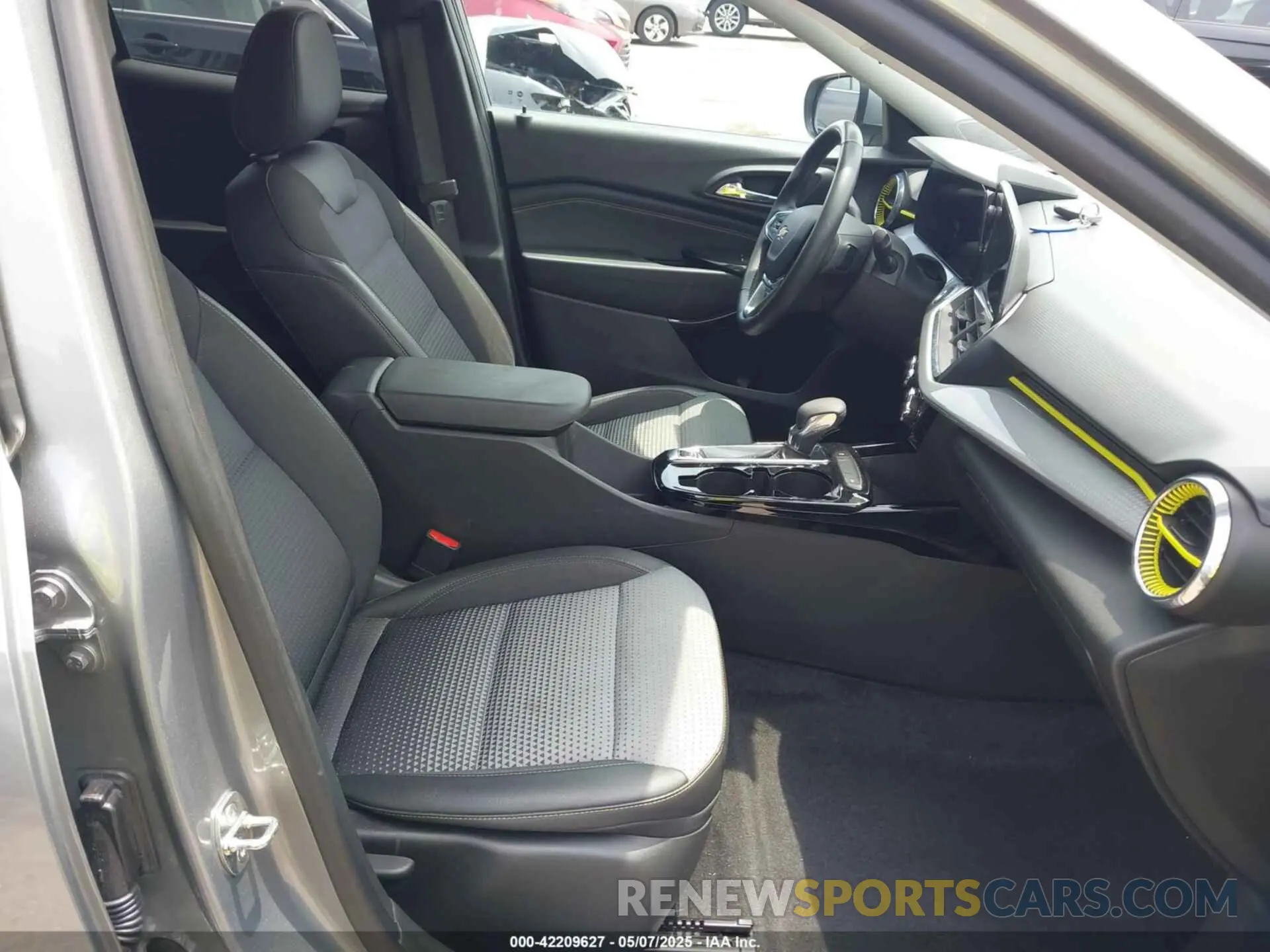 5 Photograph of a damaged car KL77LHE28RC019922 CHEVROLET TRAX 2024