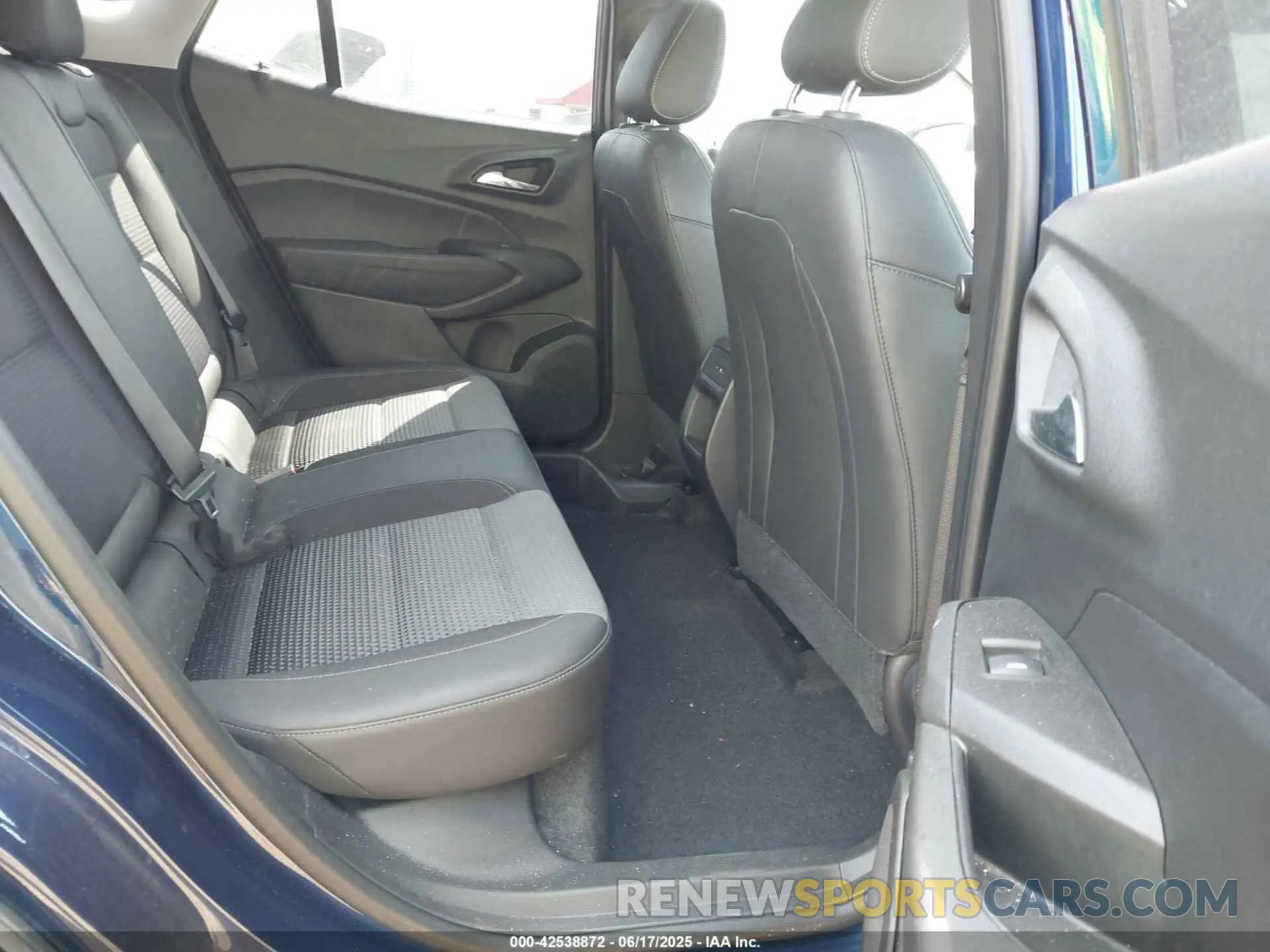 8 Photograph of a damaged car KL77LHE29RC108219 CHEVROLET TRAX 2024