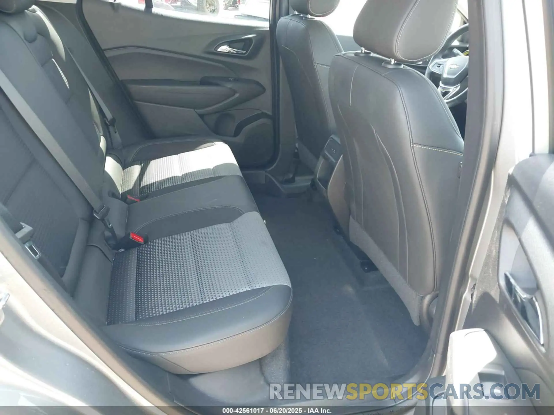 8 Photograph of a damaged car KL77LHE2XRC078258 CHEVROLET TRAX 2024