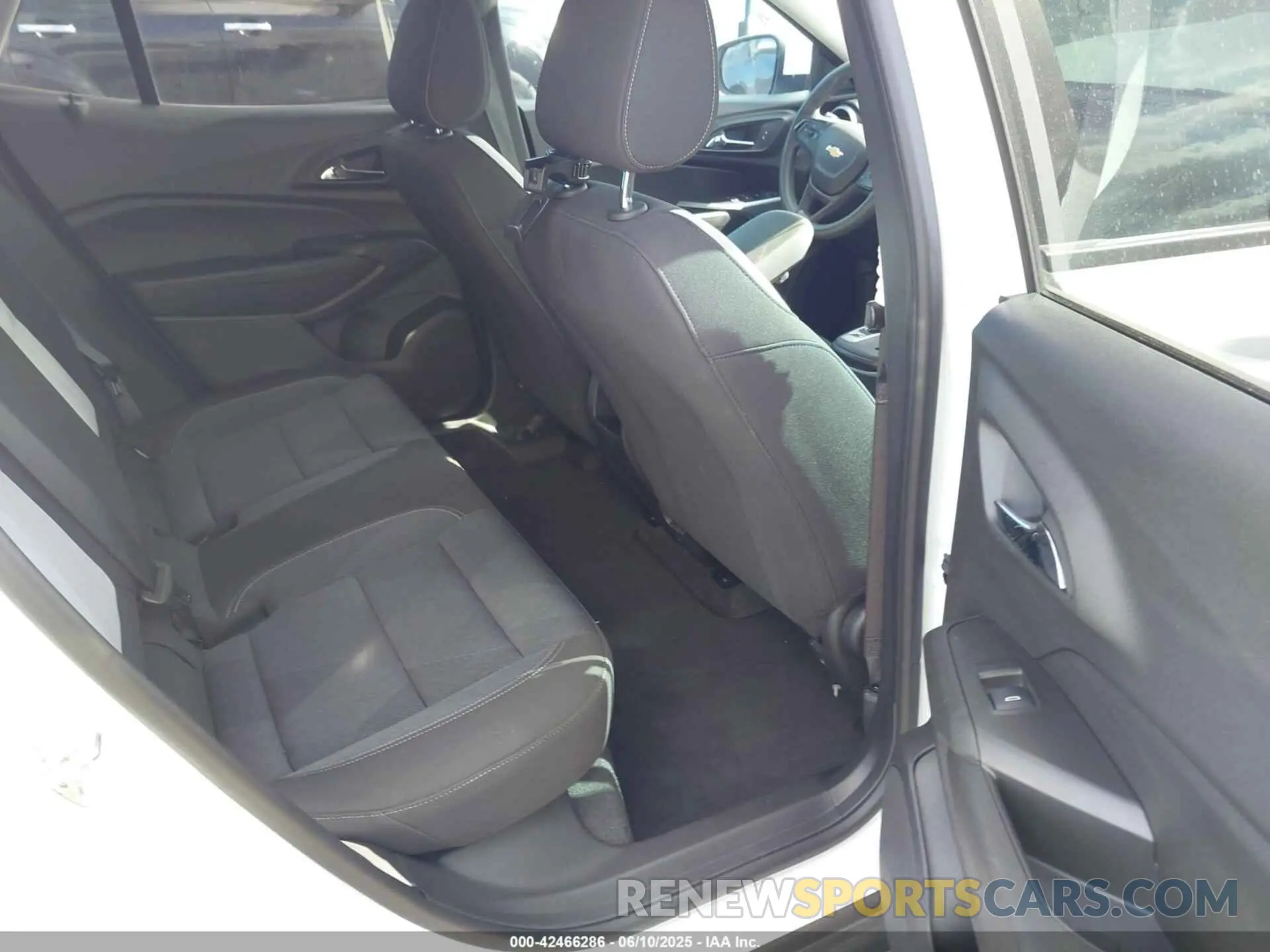 8 Photograph of a damaged car KL77LFEP0SC047722 CHEVROLET TRAX 2025