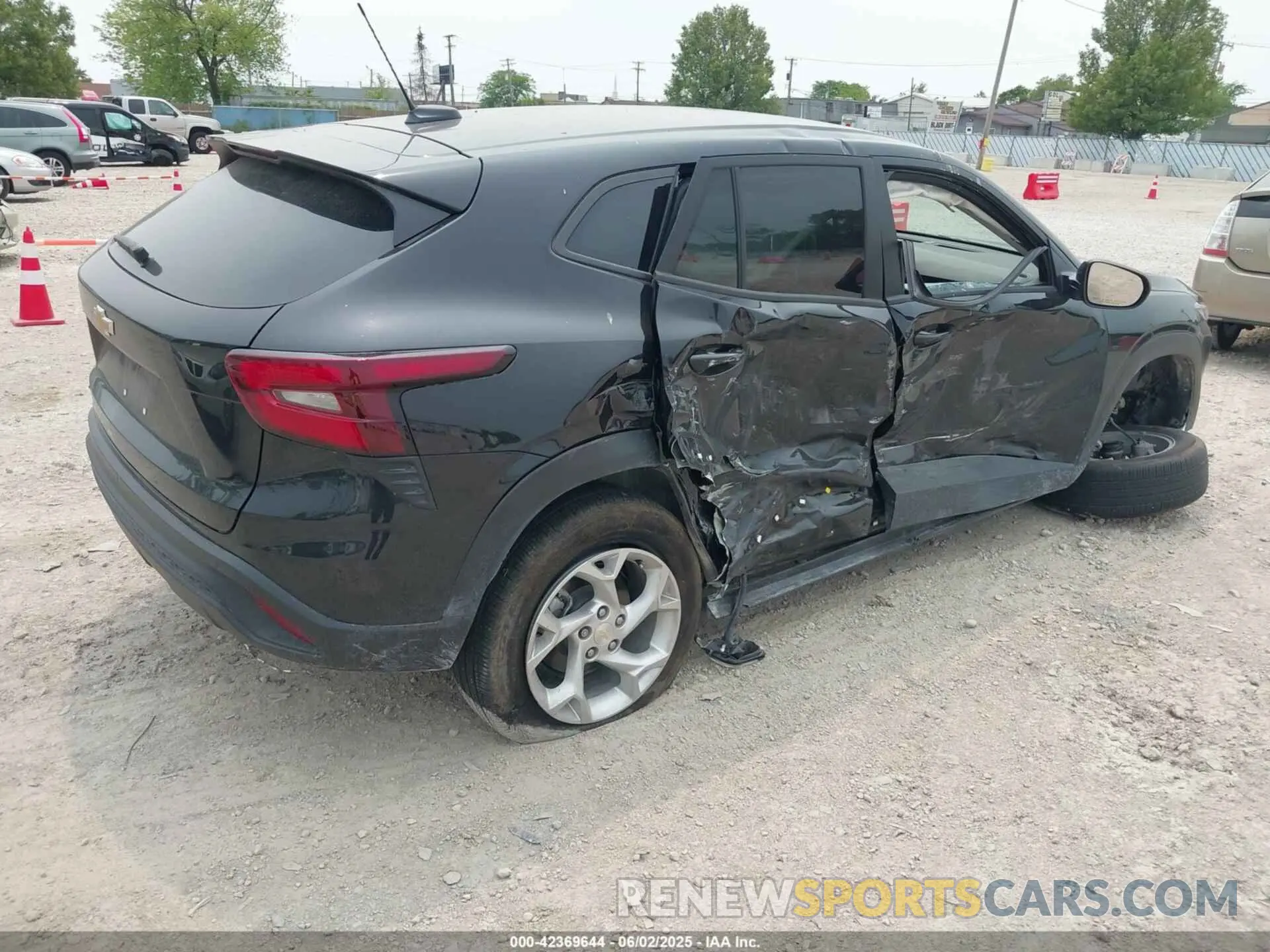 4 Photograph of a damaged car KL77LFEP1SC089851 CHEVROLET TRAX 2025