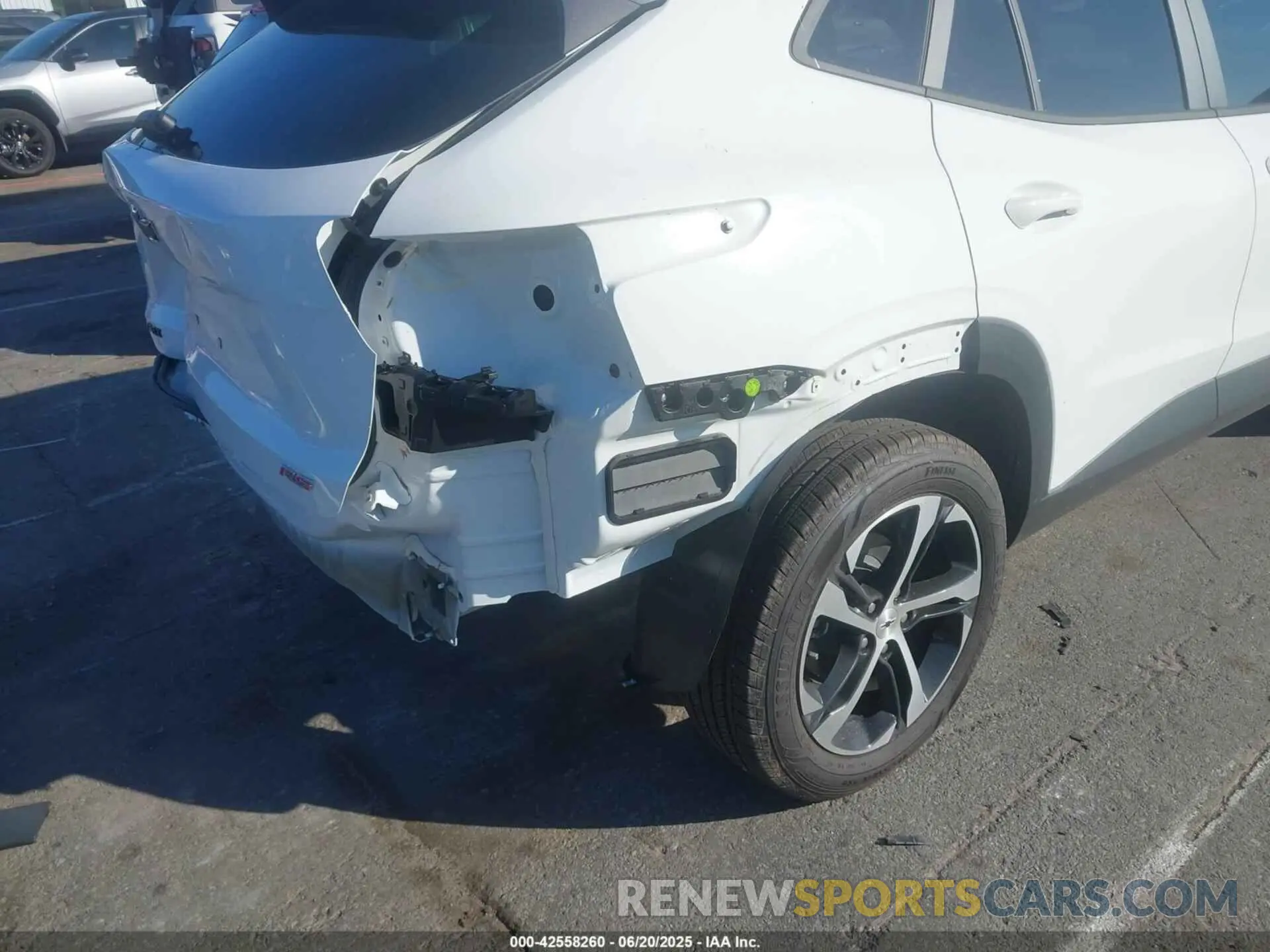 18 Photograph of a damaged car KL77LGEP3SC195109 CHEVROLET TRAX 2025