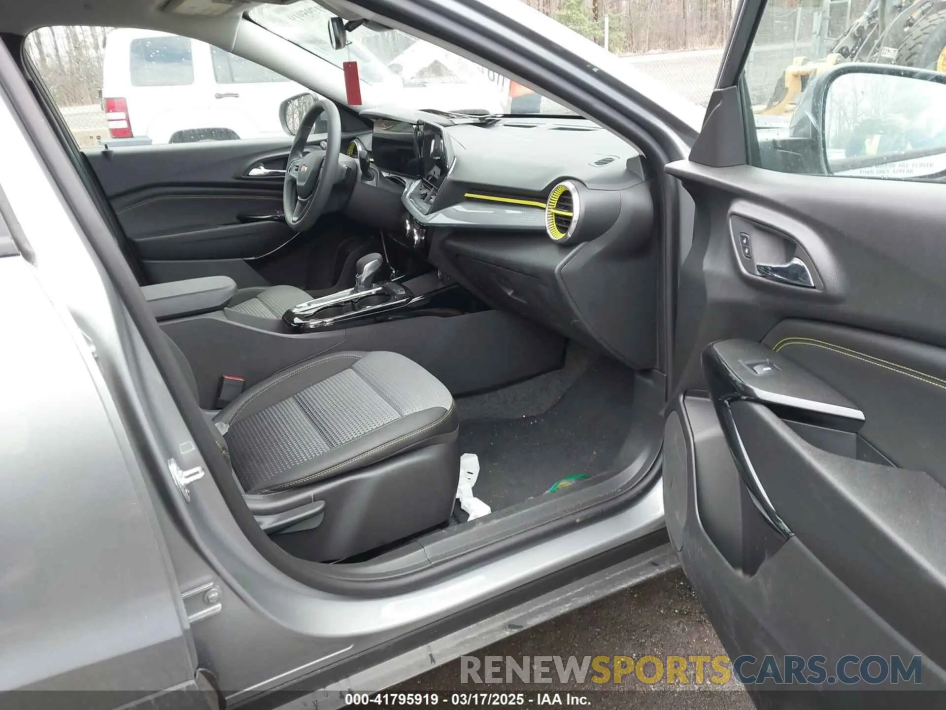 5 Photograph of a damaged car KL77LHEP2SC145792 CHEVROLET TRAX 2025