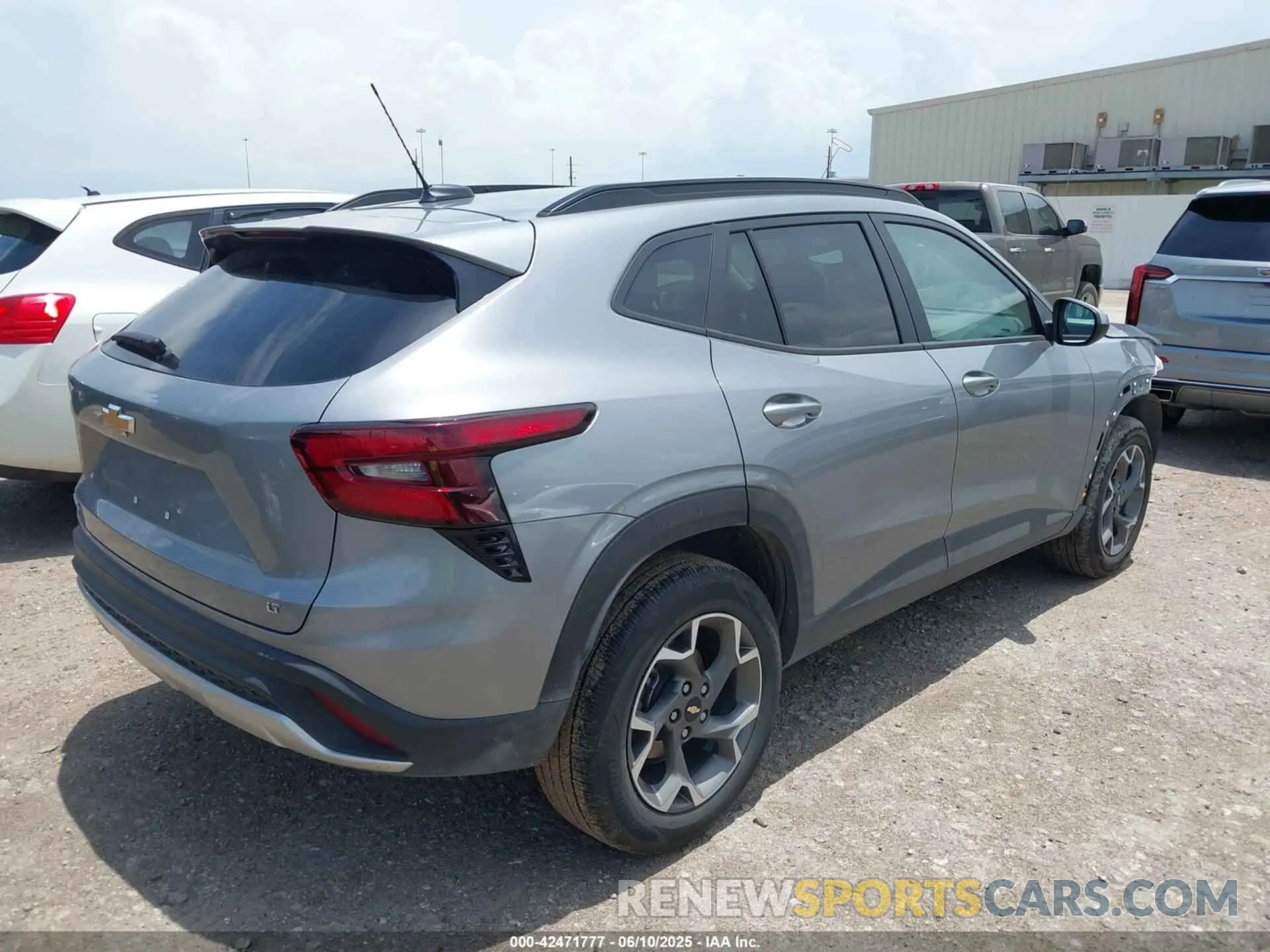 4 Photograph of a damaged car KL77LHEP2SC172779 CHEVROLET TRAX 2025
