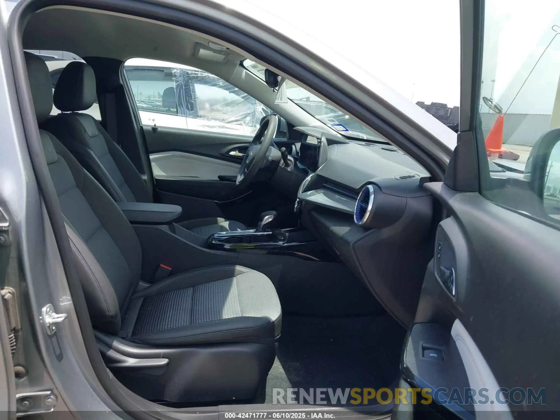 5 Photograph of a damaged car KL77LHEP2SC172779 CHEVROLET TRAX 2025