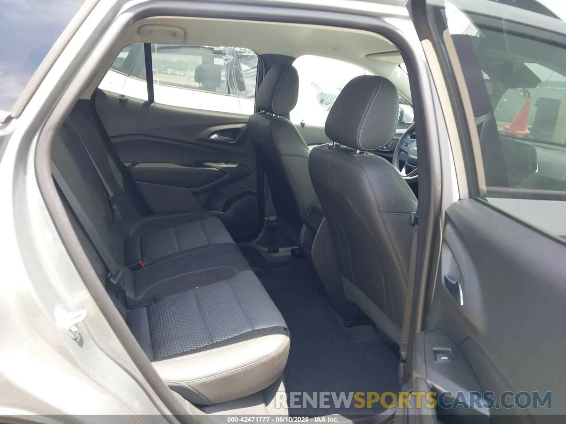 8 Photograph of a damaged car KL77LHEP2SC172779 CHEVROLET TRAX 2025