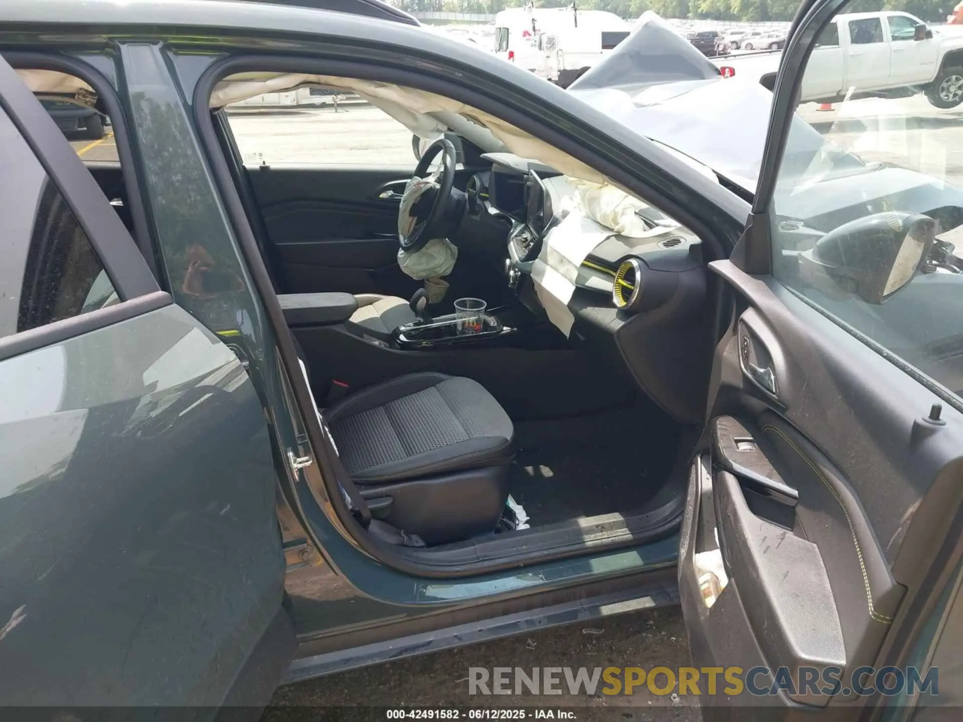 5 Photograph of a damaged car KL77LHEP3SC056815 CHEVROLET TRAX 2025
