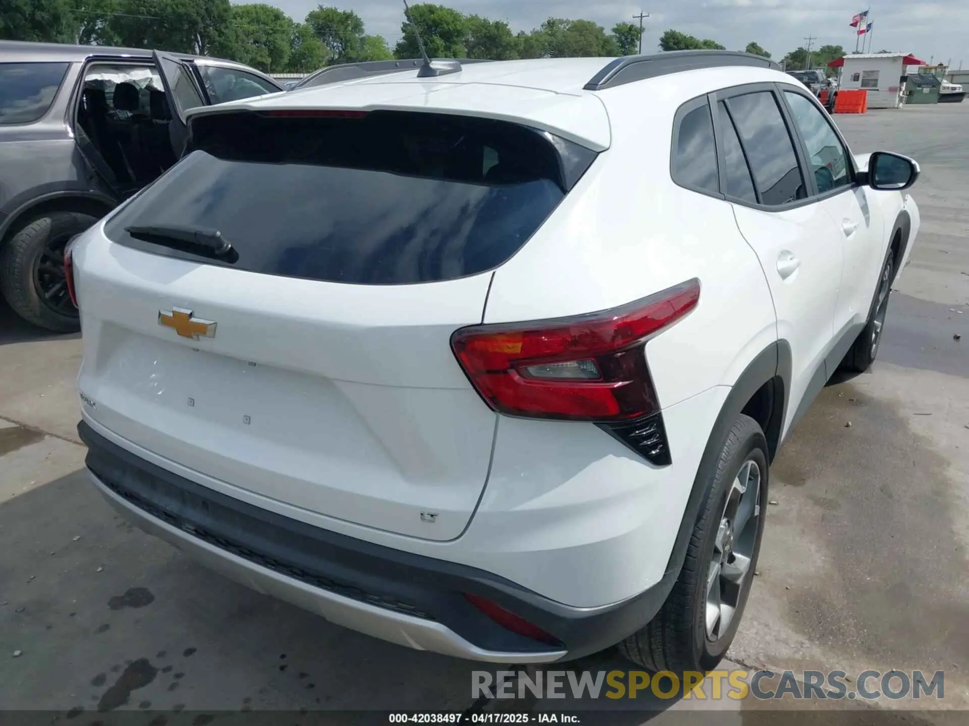 4 Photograph of a damaged car KL77LHEP4SC083506 CHEVROLET TRAX 2025