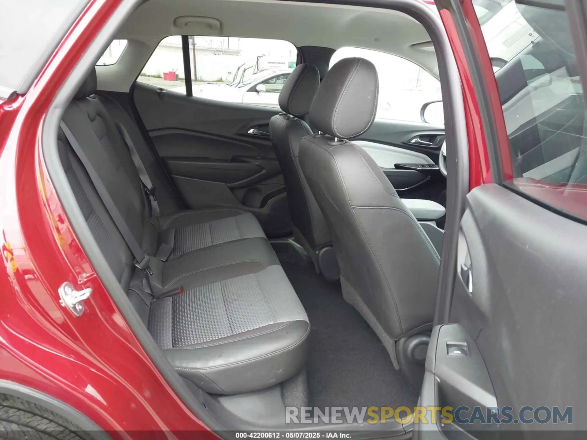 8 Photograph of a damaged car KL77LHEP5SC041975 CHEVROLET TRAX 2025