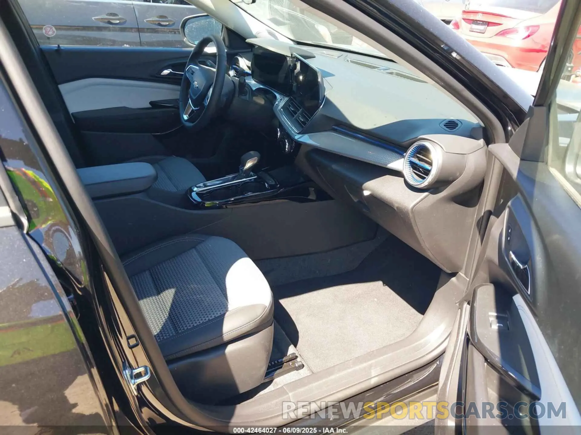 5 Photograph of a damaged car KL77LHEP5SC230688 CHEVROLET TRAX 2025
