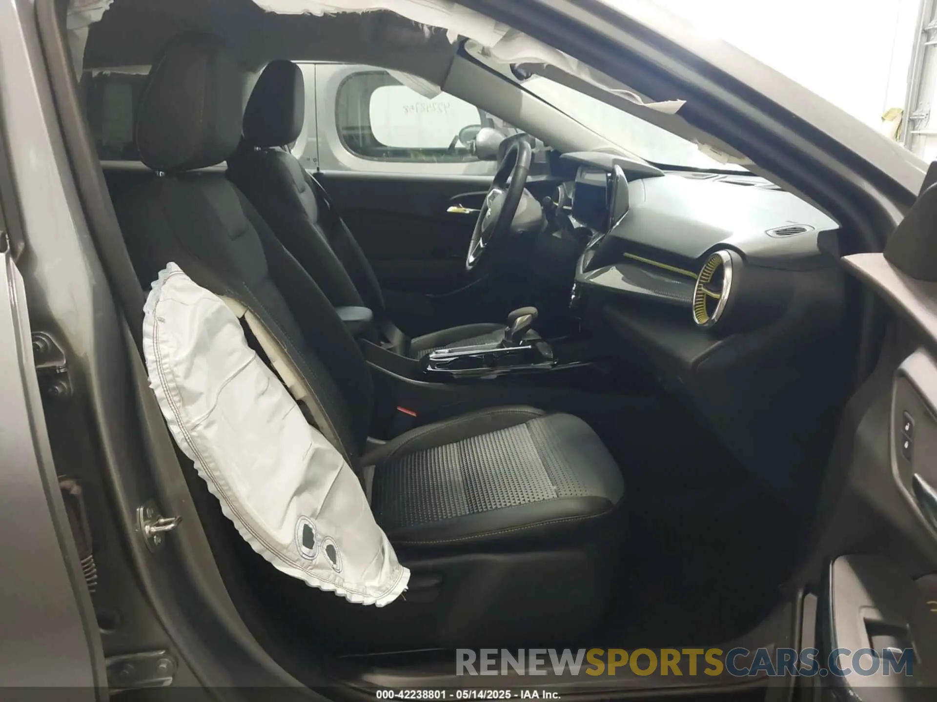 5 Photograph of a damaged car KL77LHEP6SC035103 CHEVROLET TRAX 2025