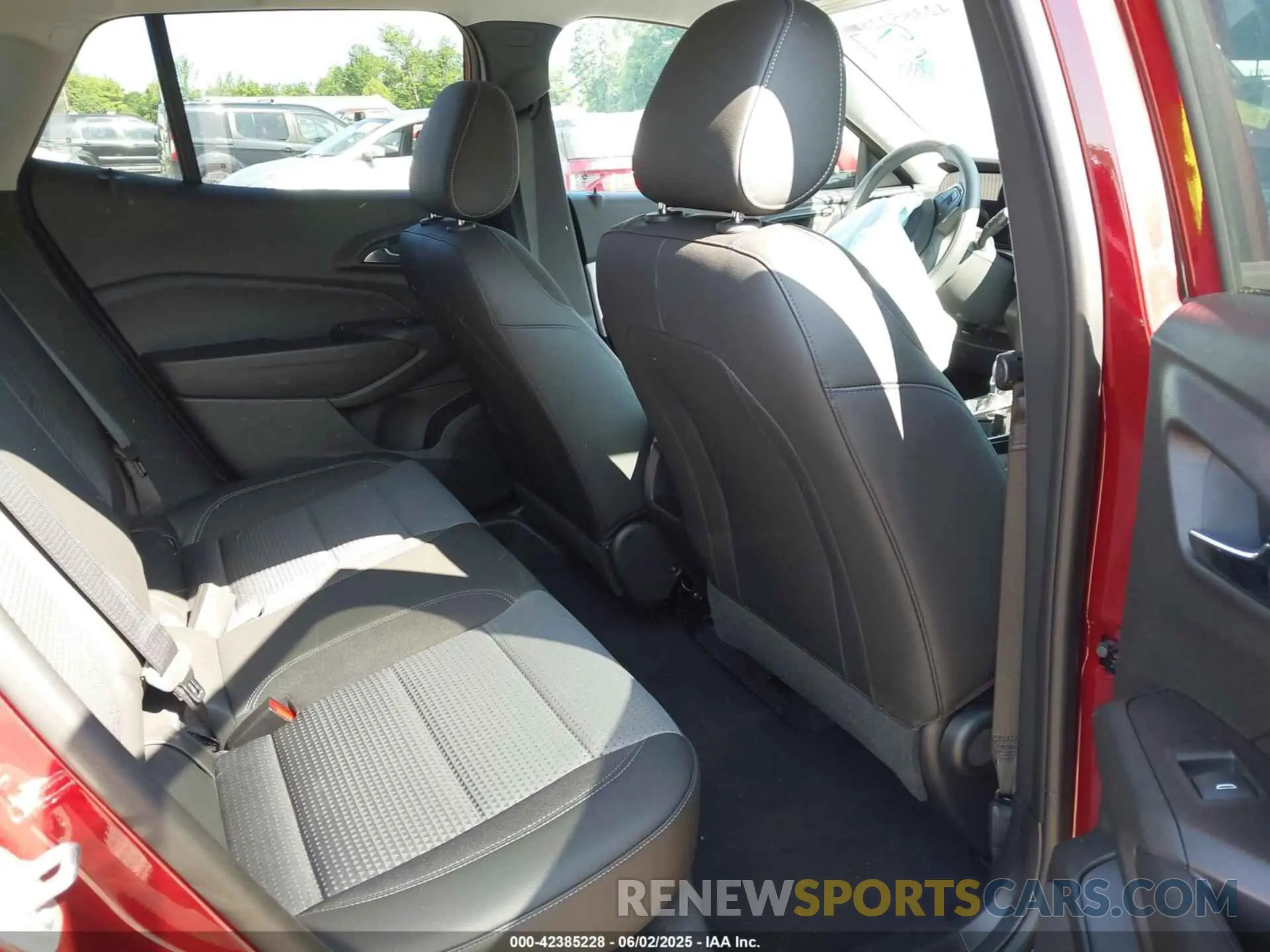 8 Photograph of a damaged car KL77LHEP6SC173577 CHEVROLET TRAX 2025