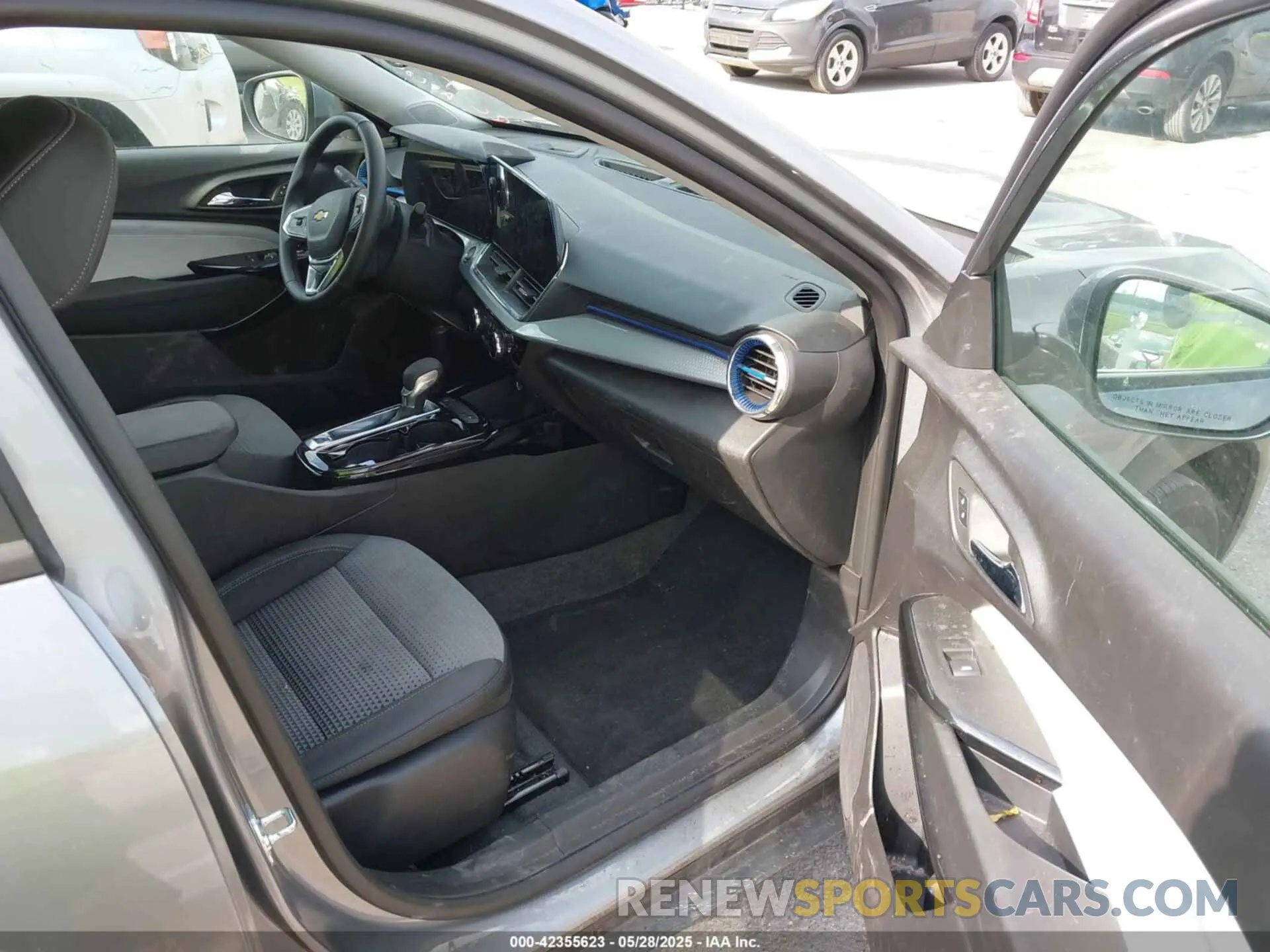 5 Photograph of a damaged car KL77LHEP8SC140192 CHEVROLET TRAX 2025