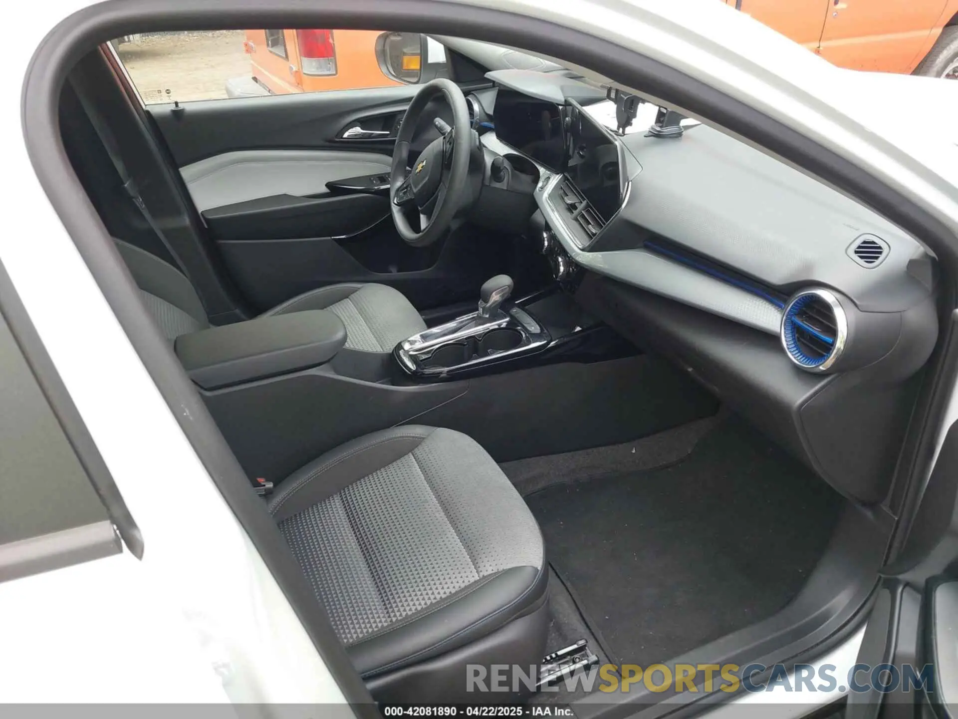 5 Photograph of a damaged car KL77LHEP9SC167062 CHEVROLET TRAX 2025