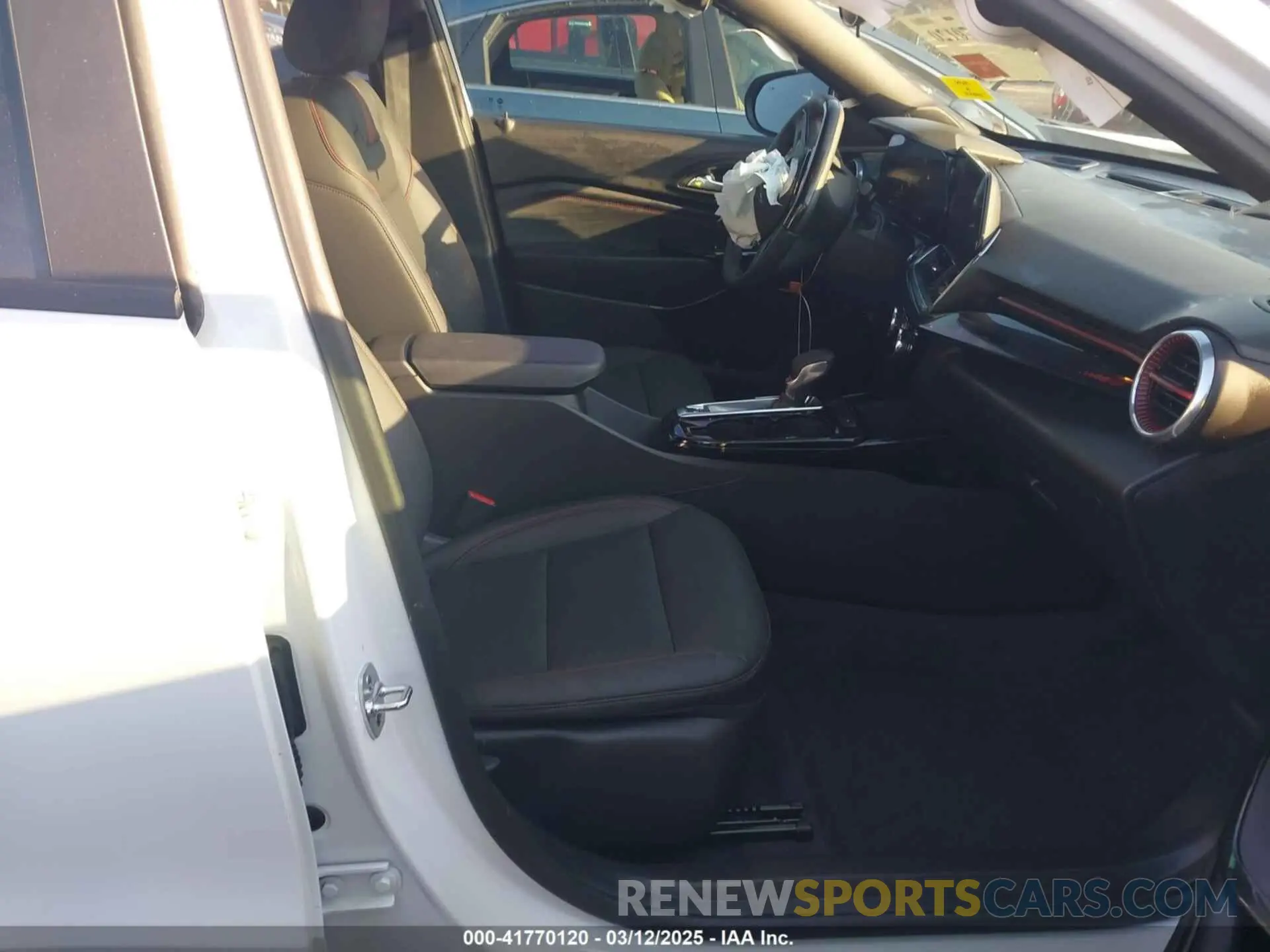 5 Photograph of a damaged car KL77LJEP9SC068636 CHEVROLET TRAX 2025