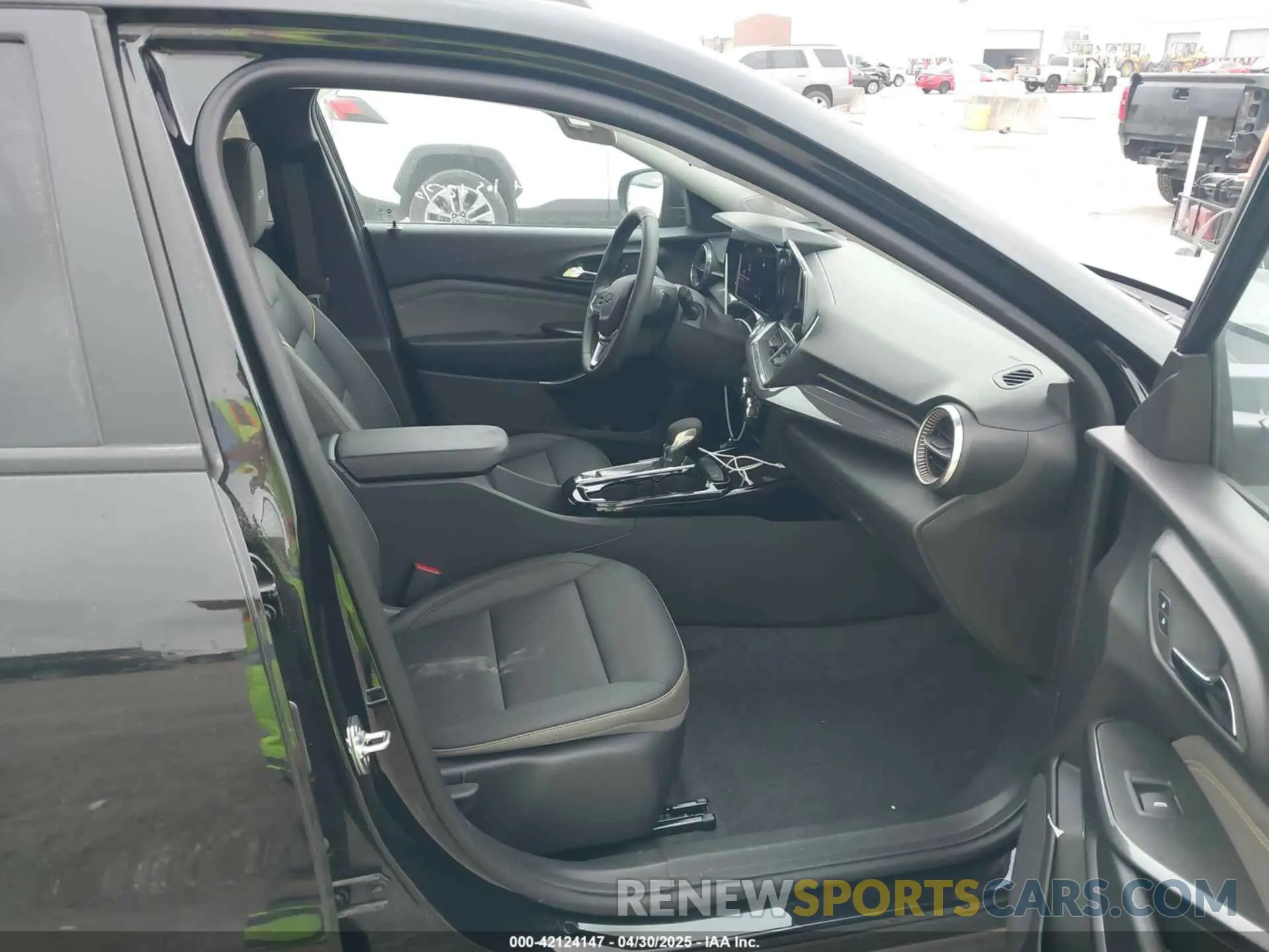 5 Photograph of a damaged car KL77LKEP1SC143223 CHEVROLET TRAX 2025